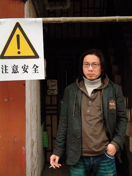 35歲的路內待在廣告業,同時一邊寫小說,留著一頭瀟灑不羈的長髮。(路內提供)