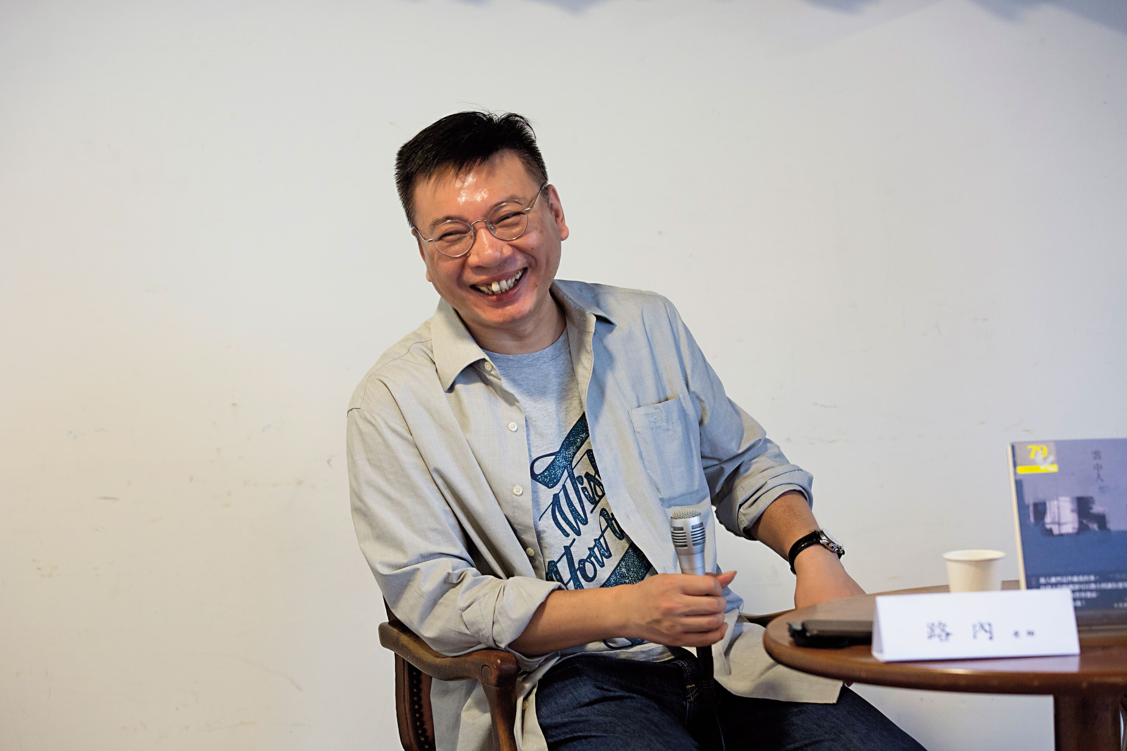 10月中旬,路內來台舉辦小說《雲中人》座談會,主持人一時口誤他的出生年分,他笑著糾正完,又說是「跟金城武同年」,逗得滿堂歡笑。