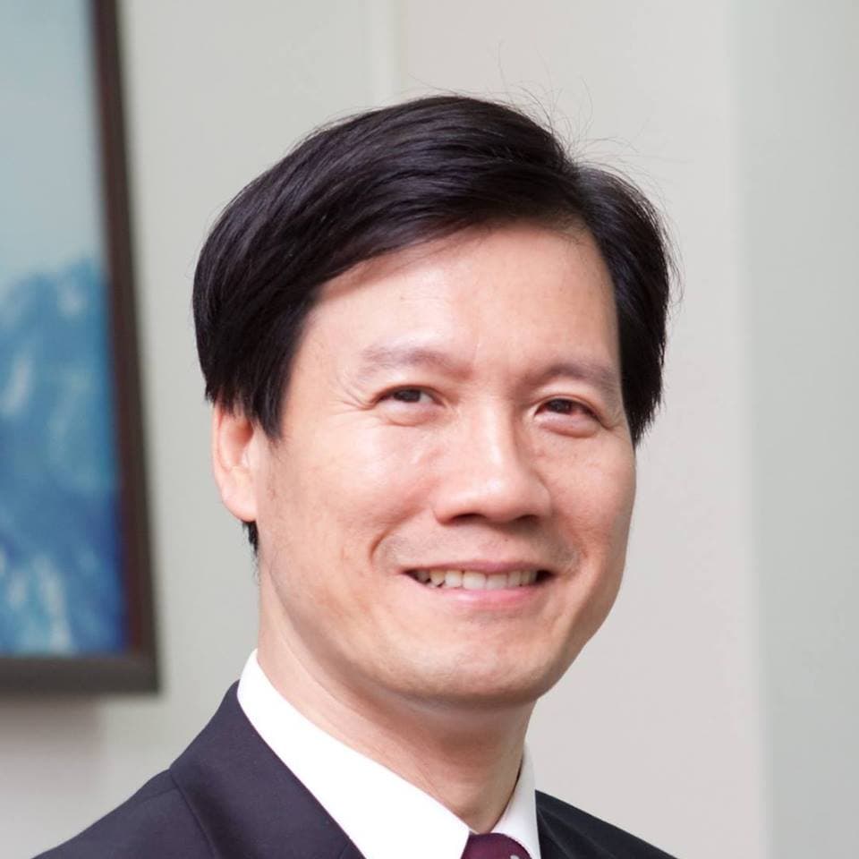 台大前教授黃達業疑在政論節目上的言論惹禍,今(21日)險遭攻擊。(翻攝畫面)
