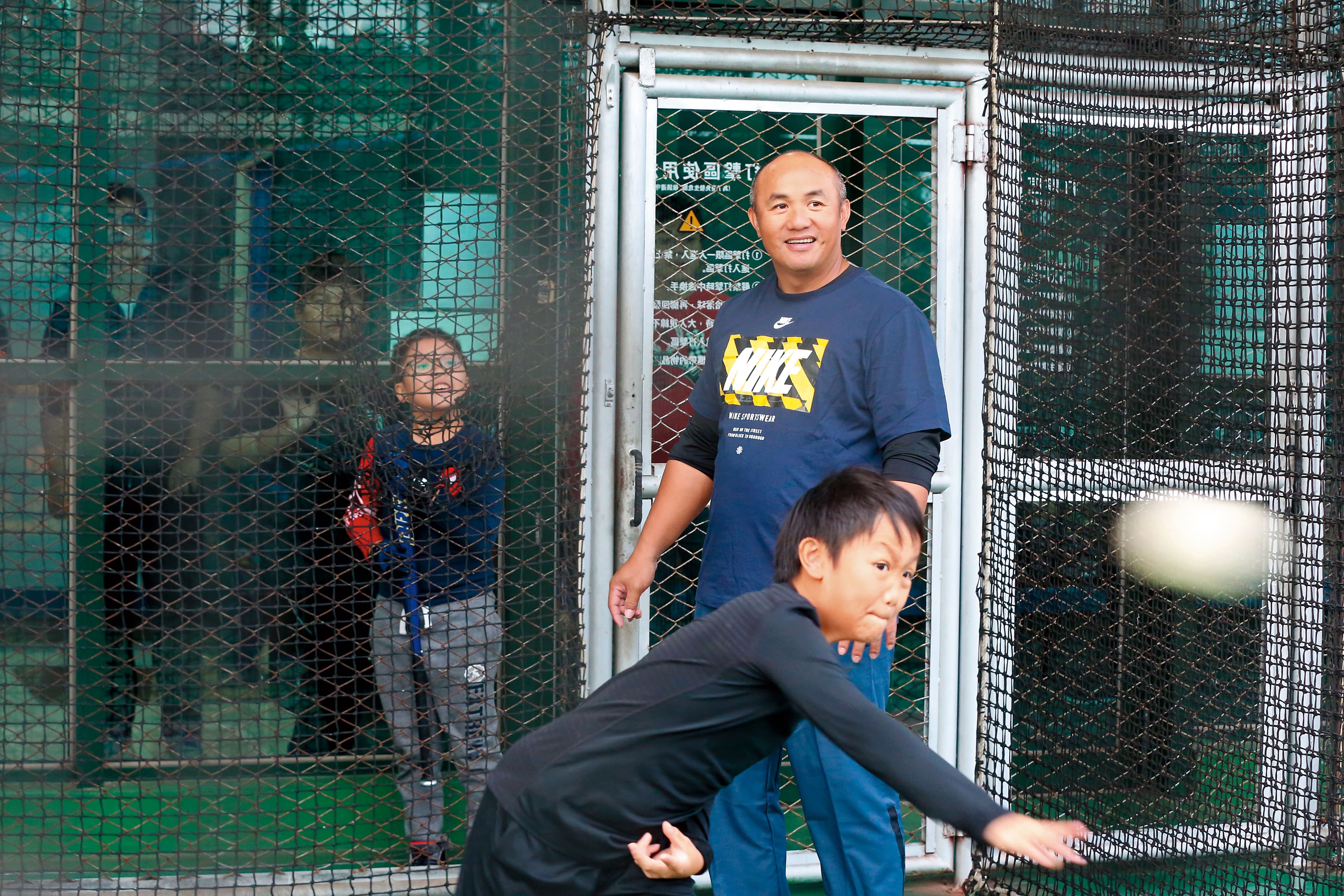 離開職棒後,張泰山有更多時間陪伴家人,他常帶兒子張可洛去打擊練習場揮棒、投球。