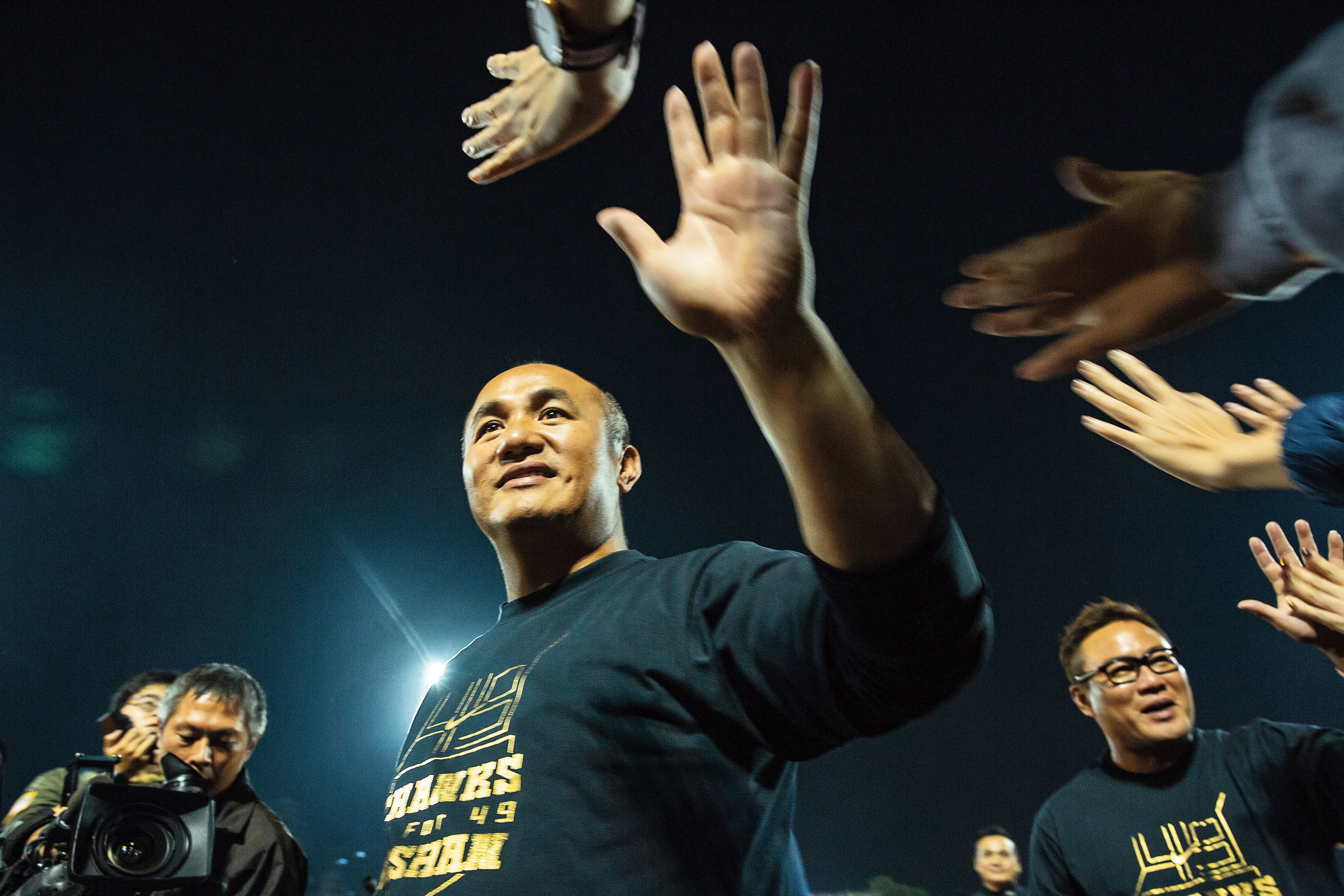 張泰山打中職20年,卻無法如願在職業球場上退休。今年12月15日,經紀公司為他舉辦盛大的自行引退儀式,來賓如雲,熱鬧非凡,興農牛時期隊友也全數前來歡送,場面感人。