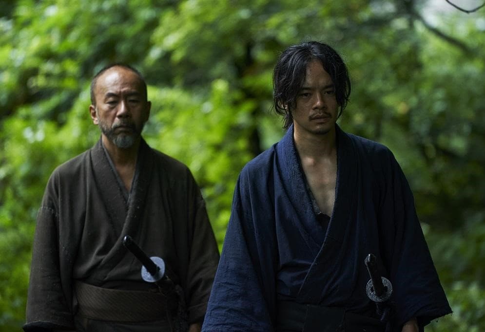 塚本晋也(左)認為池松壯亮(右)可說是平成時代的年輕男性的代表,因此在寫劇本時腦中就先浮現他的形象。(天馬行空提供)