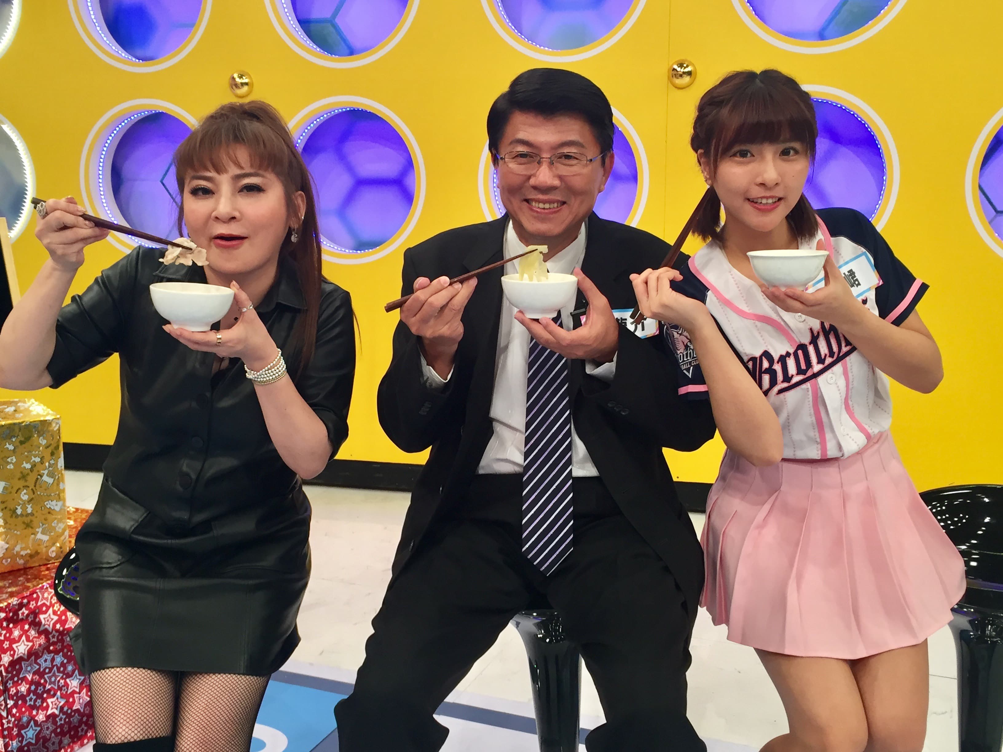 王彩樺從滅火器樂團演唱現場趕來，與「龍介仙」謝龍介一起擔任特別來賓享受美食。（17趣郊遊提供）