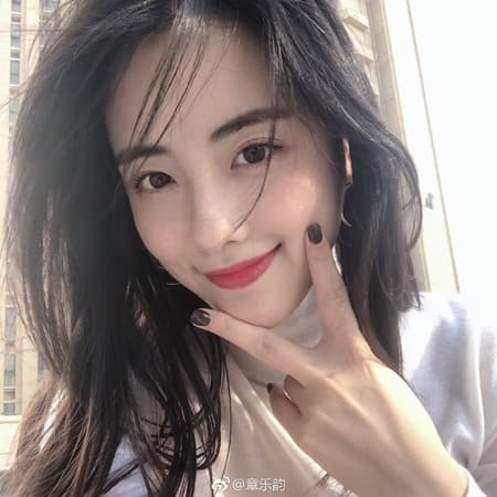 章樂韻是胡歌同門師妹,卻被傳與胡歌結婚。(翻攝自章樂昀微博)