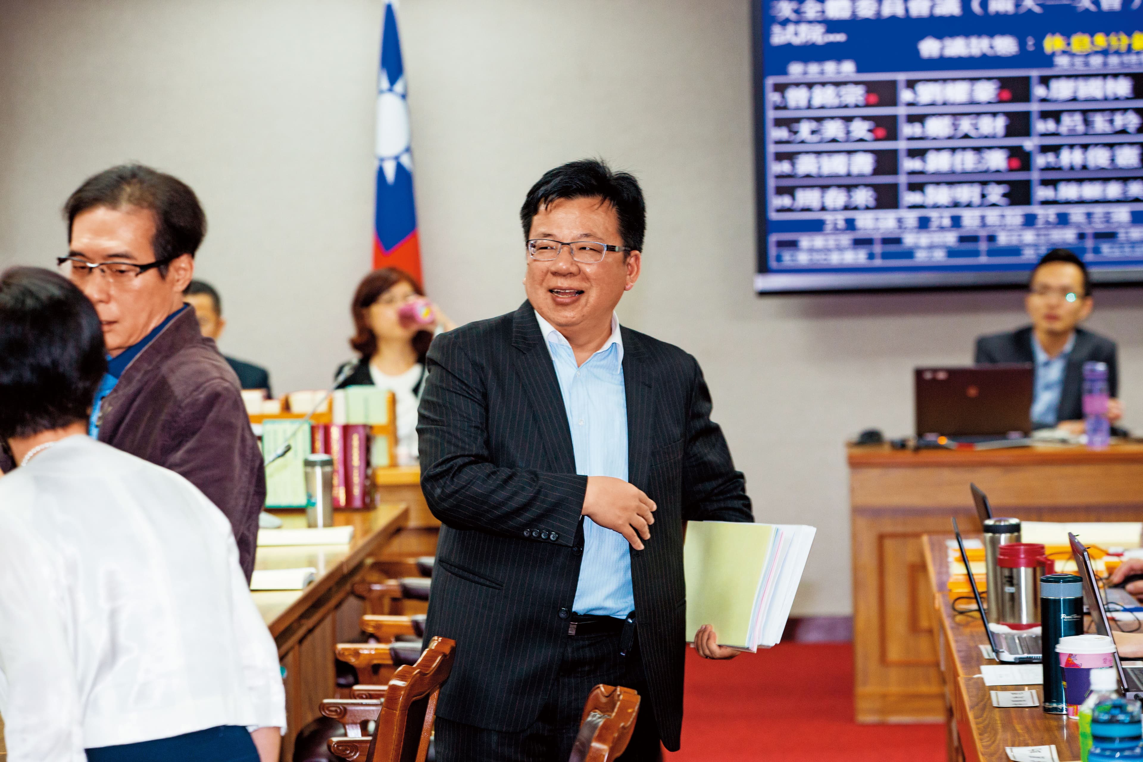 立法院去年四月三讀通過公職人員併社團年資處理條例,民進黨立委李俊俋要求銓敘部要還財於民,加速追討溢領款項。