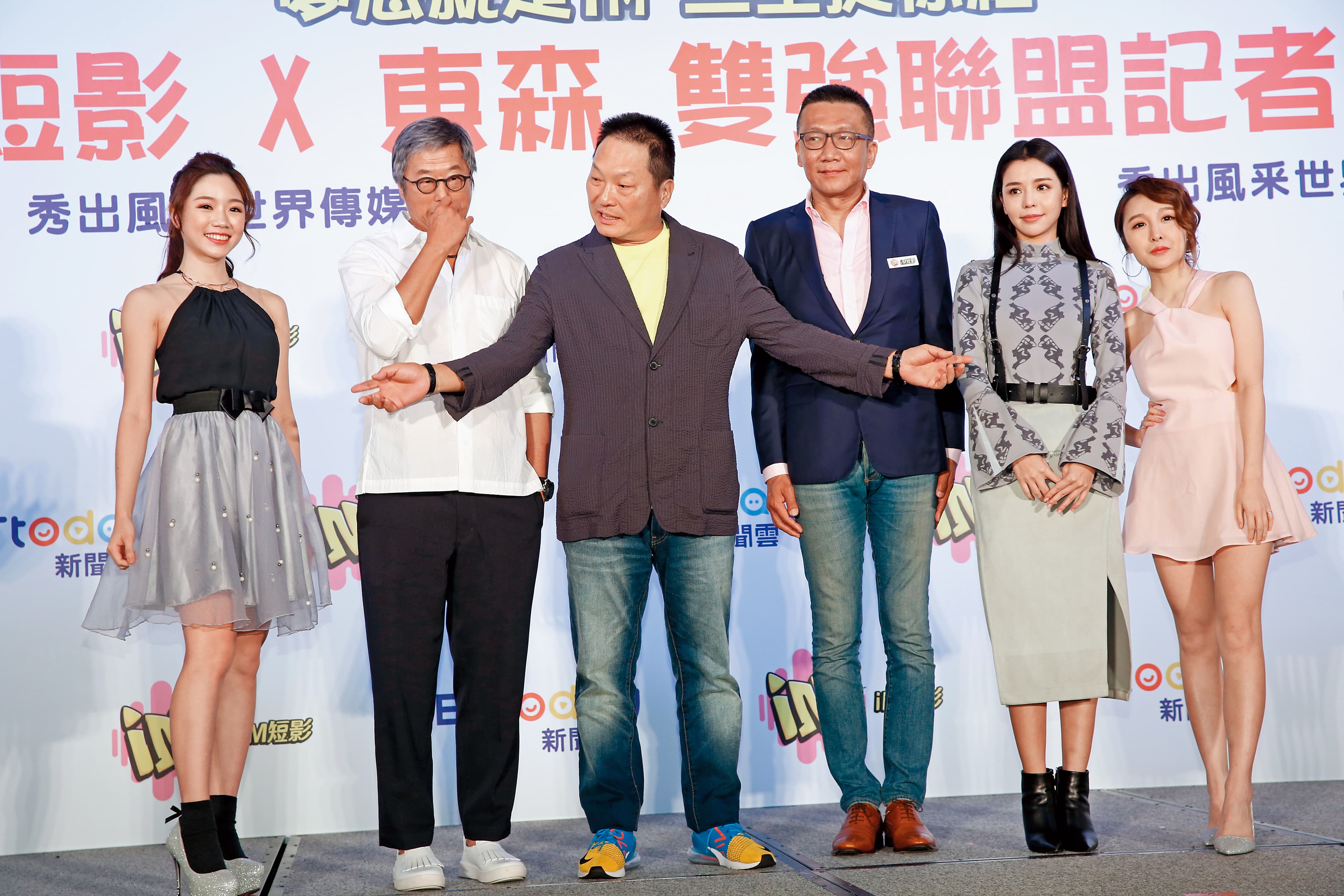iM短影和電視台合作,強化娛樂、網路、影音的結合。由左至右為娜娜、王偉忠、王令麟、王貫中、李毓芬、若凡。