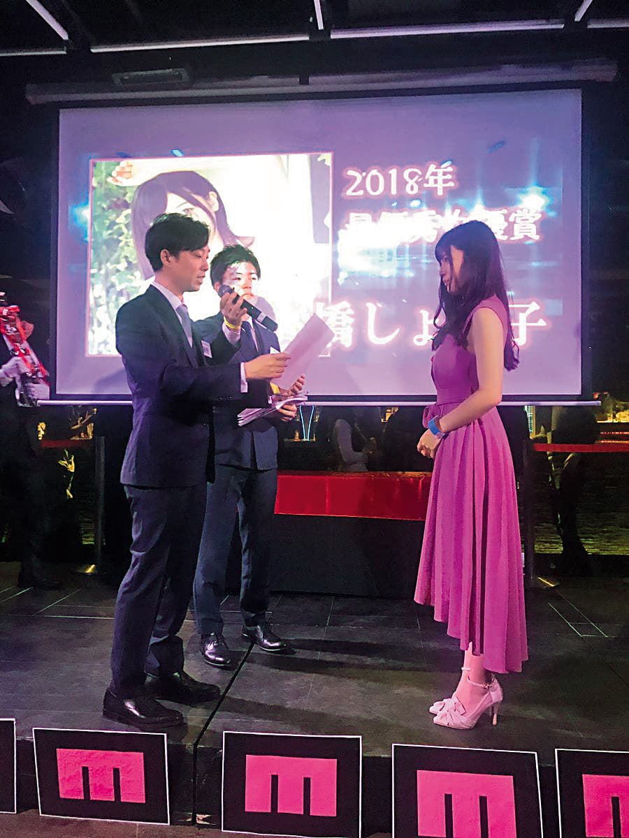 高橋聖子拿到MOODYZ片商頒發的2018最優秀女優賞,讓她超驚訝又感激。(翻攝自高橋聖子推特)