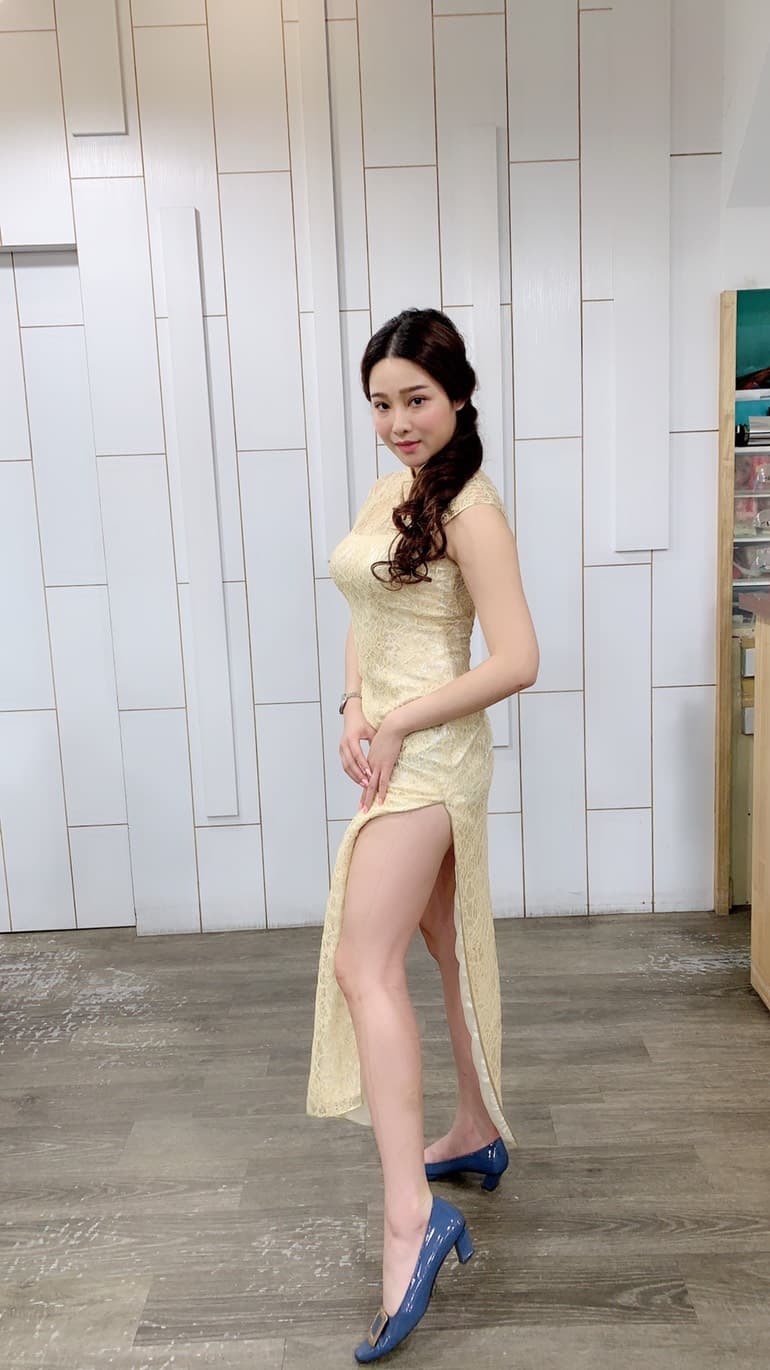 國旗妹章梓薰參加韓國瑜就職時,穿金黃色旗袍亮相。