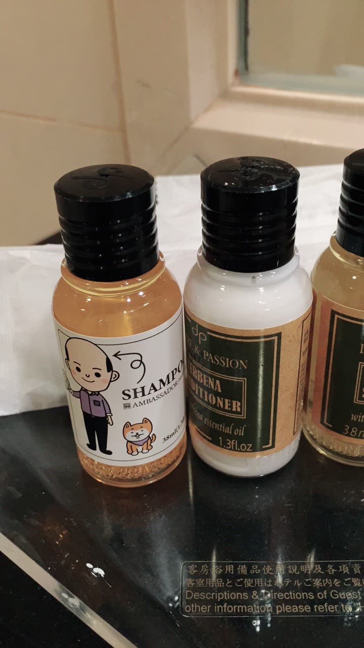 韓國瑜就職,高雄飯店贈送住宿紀念品,禿子洗髮精讓房客傻眼 (網友提供)