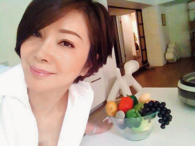 陳美鳳以前在秀場以艷麗出名,引來許多人追求。(翻攝自陳美鳳臉書)