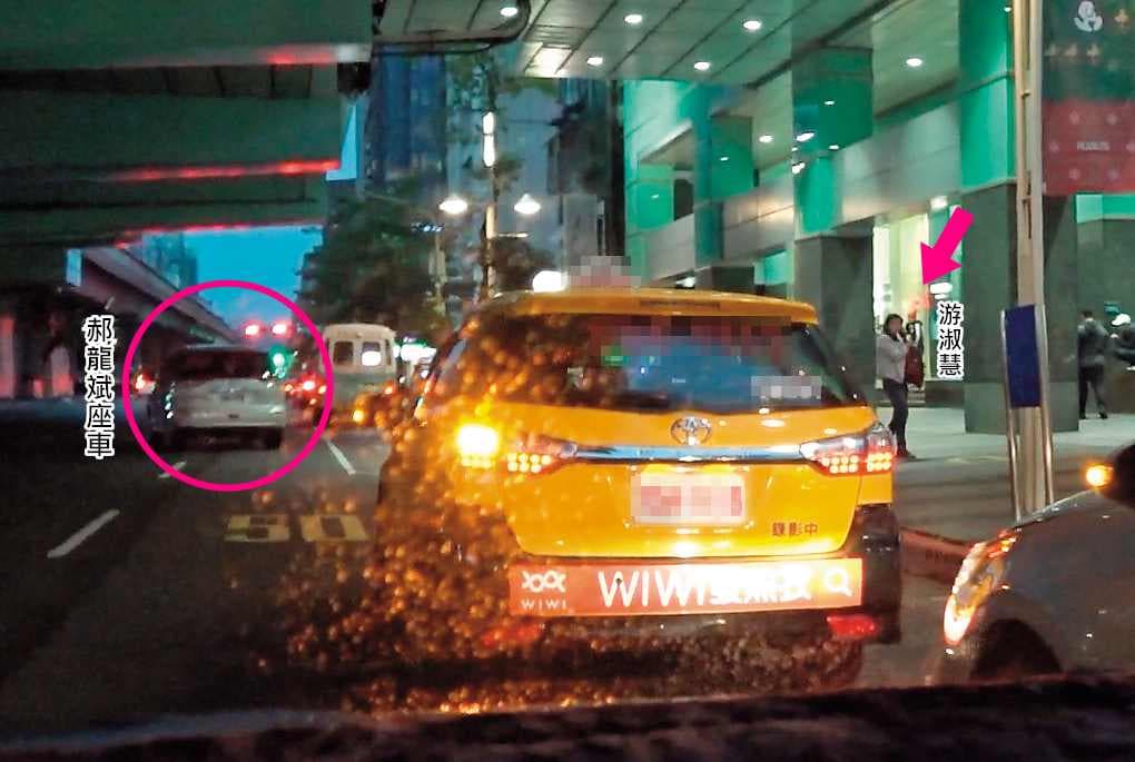 17 : 12 郝龍斌的座車一路回到台北,很詭異地讓游淑慧在捷運忠孝復興站先下車。