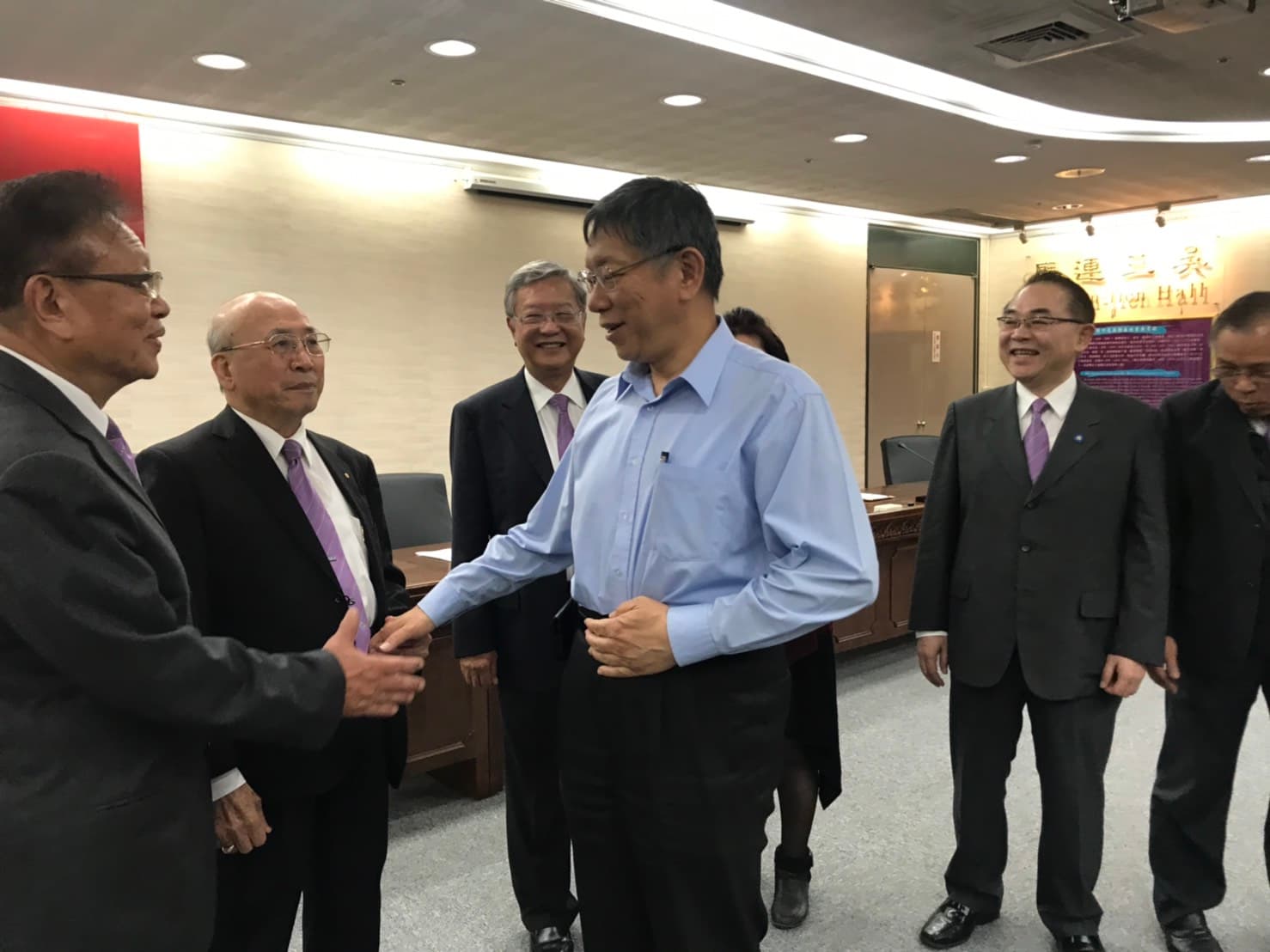 柯P對於將門旅狐董事長陳瑞昌(左1)、日新扶輪社社長王基全(左2)的善行表示感謝。(日新扶輪社提供)