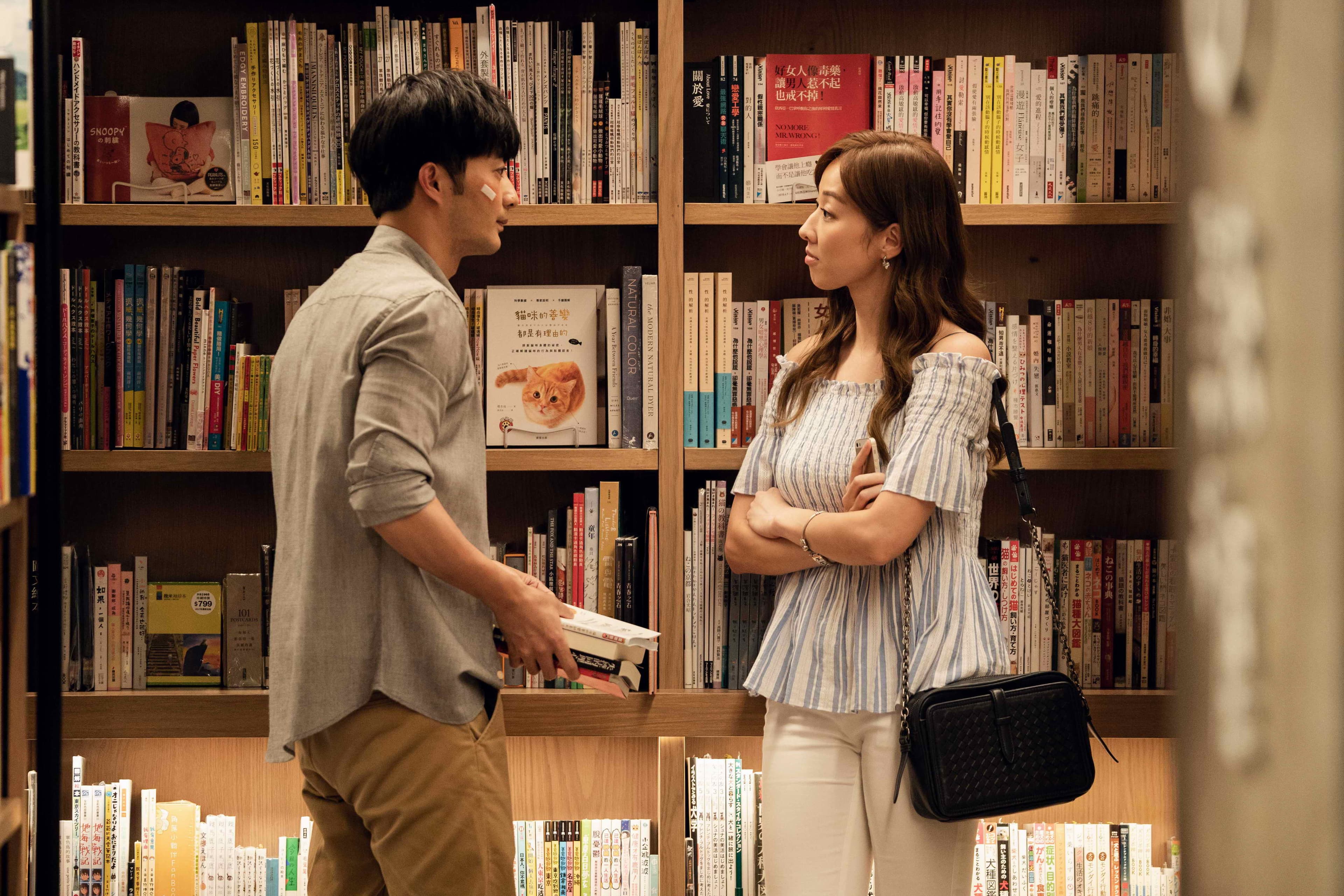 公視新創電影《完美正義》古斌(左起)、夏語心不約而同表示這次拍戲最難忘的回憶,是收到劇組提供厚達3公分的拍攝說明。(公視提供)