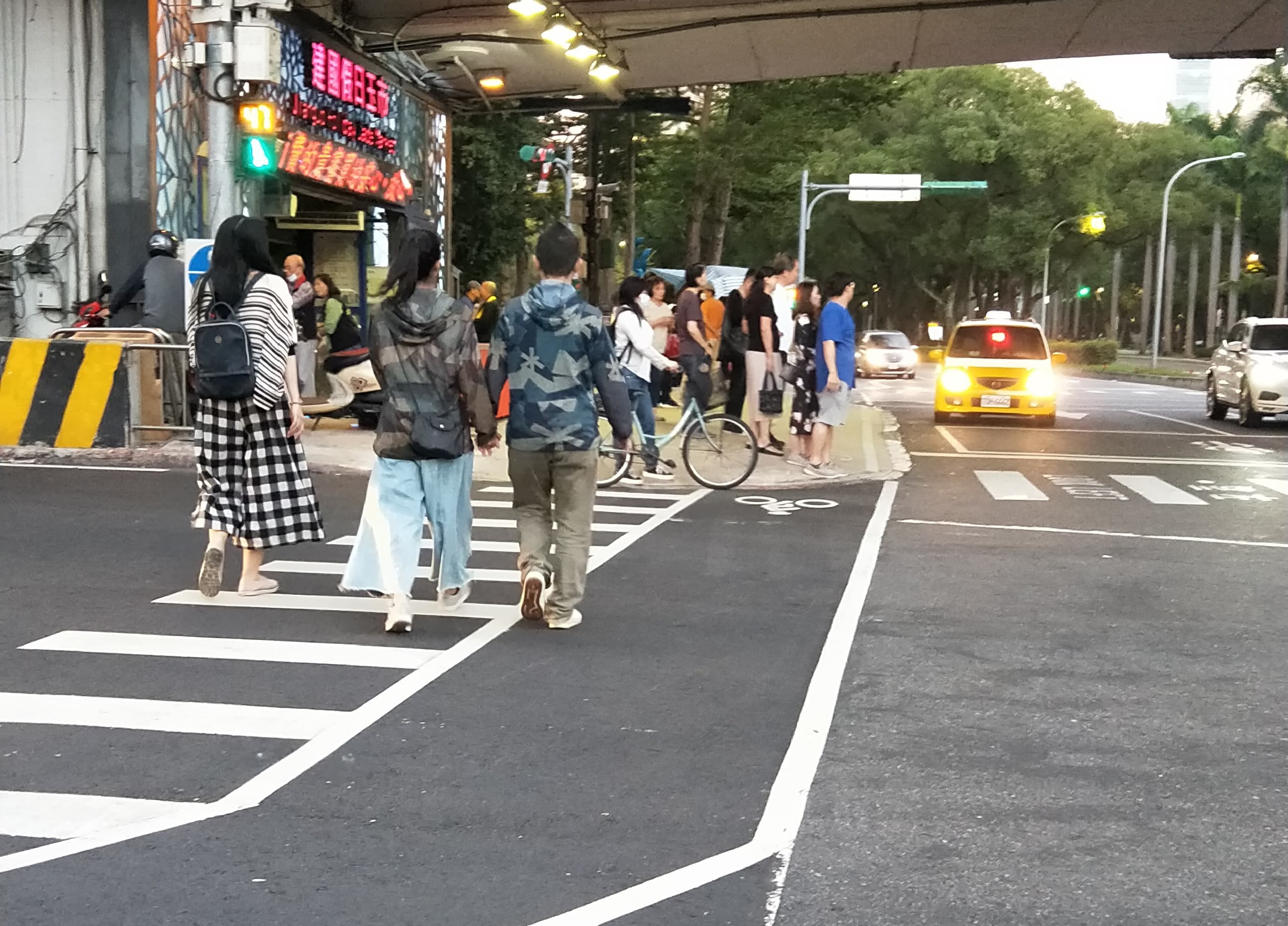 兩人身穿迷彩外套情侶裝,周亭羽身型看起來不像是有孕。