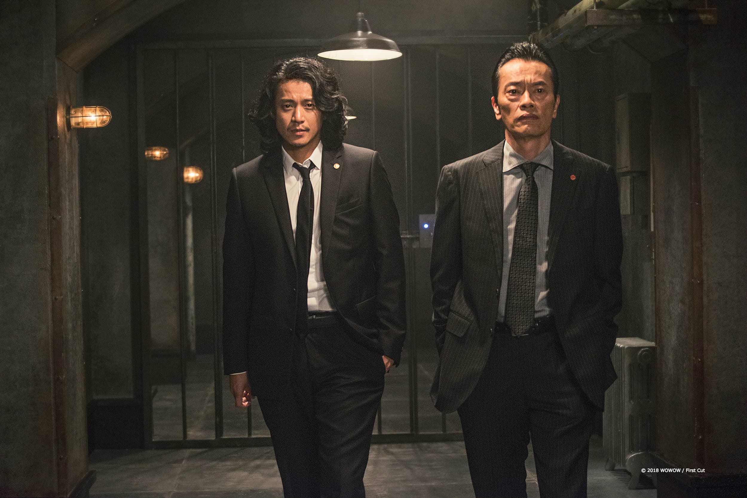 《遠藤憲一與宮藤官九郎虛心受教》遠藤憲一聯手大牌演員們鬧一波。(KKTV提供)