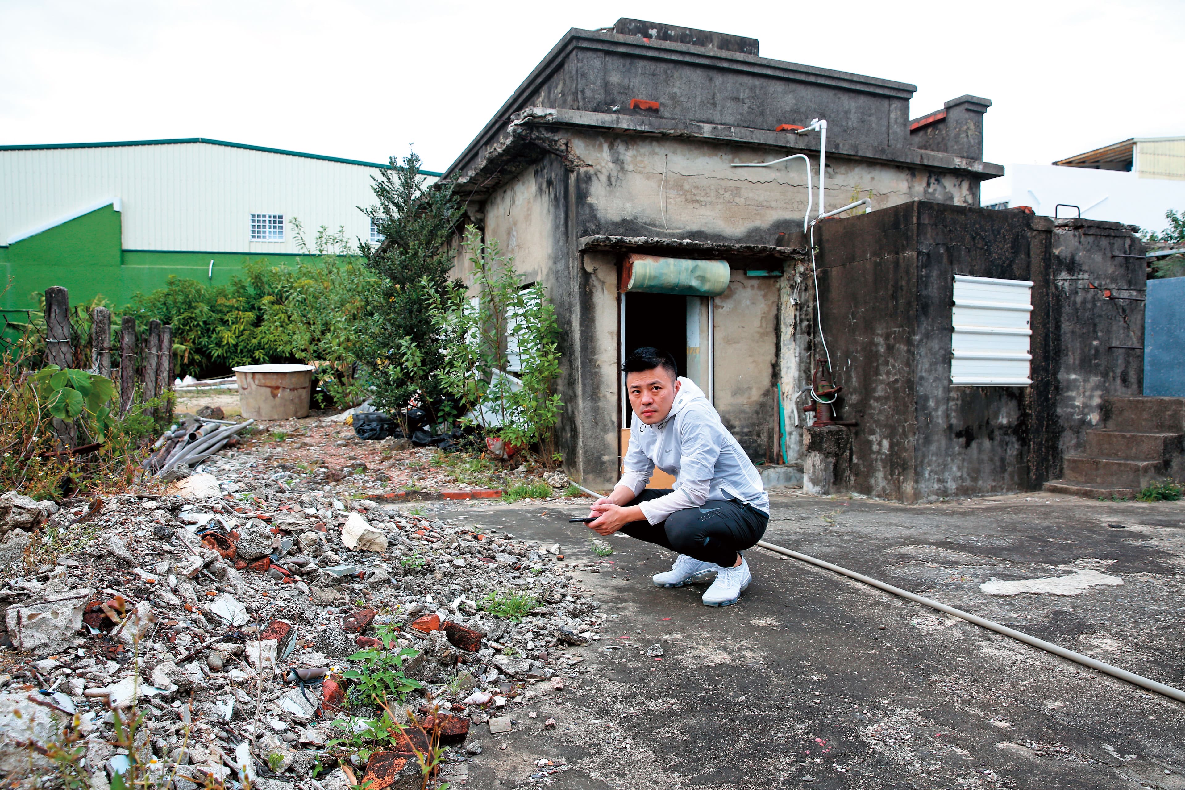 王俊雄出生於屏東車城,7歲前跟著阿公、阿嬤住在海口村,當時住的老厝已成農舍,他說那段日子,是人生最安穩平靜的時光。