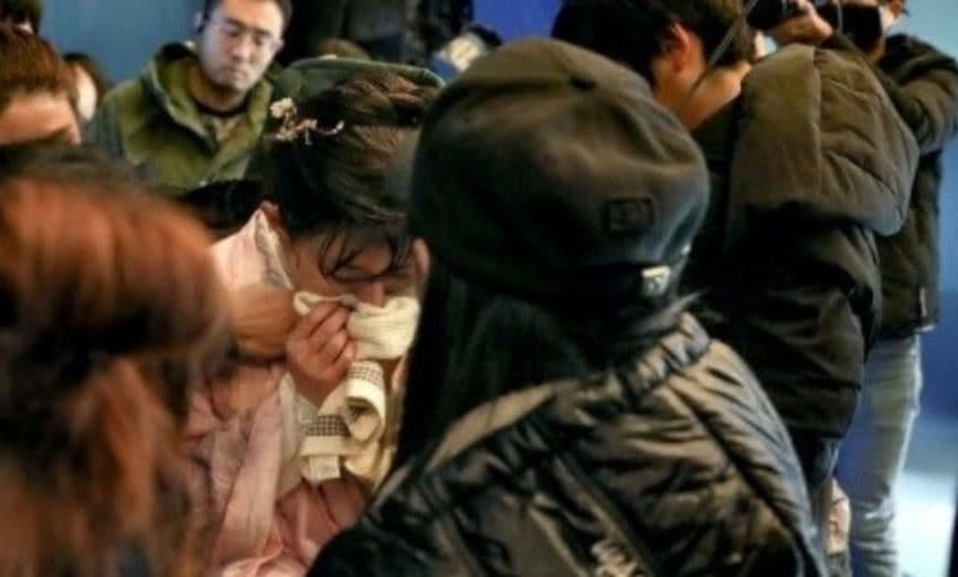 拍完落水戲後,趙麗穎果然哭了,旁邊圍著一大堆工作人員。(翻攝自新浪娛樂)