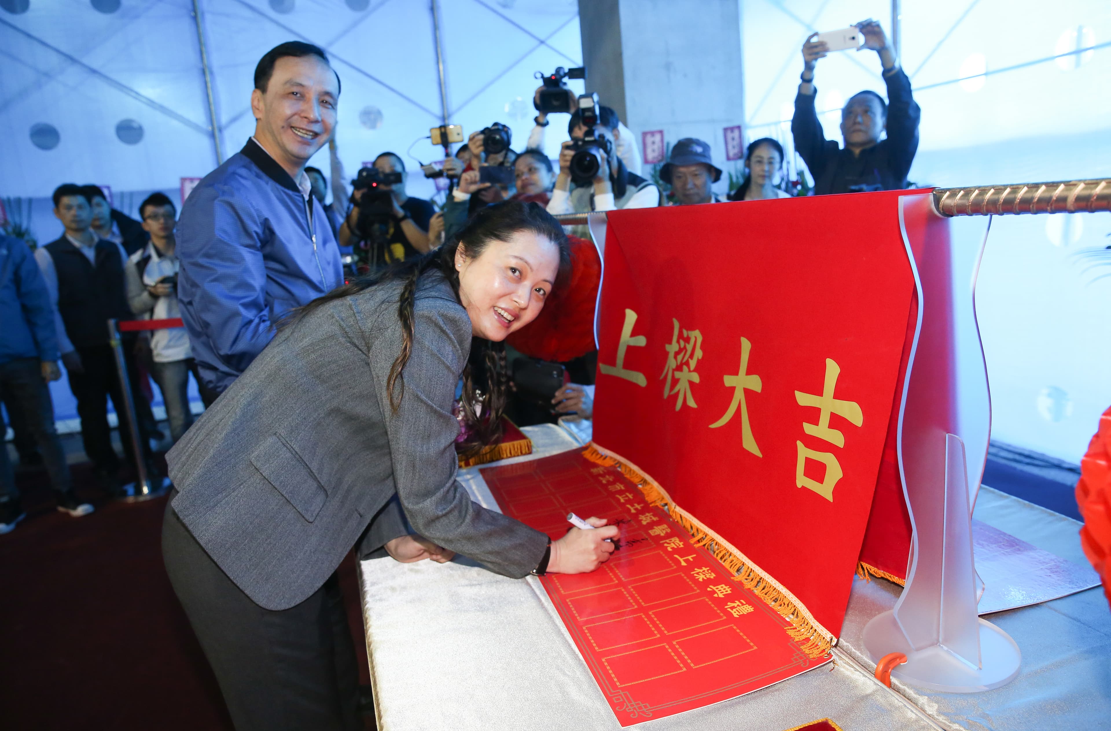 土城醫院上樑典禮,長庚醫院董事長王瑞慧(前),與時任新北市長朱立倫(後)出席。