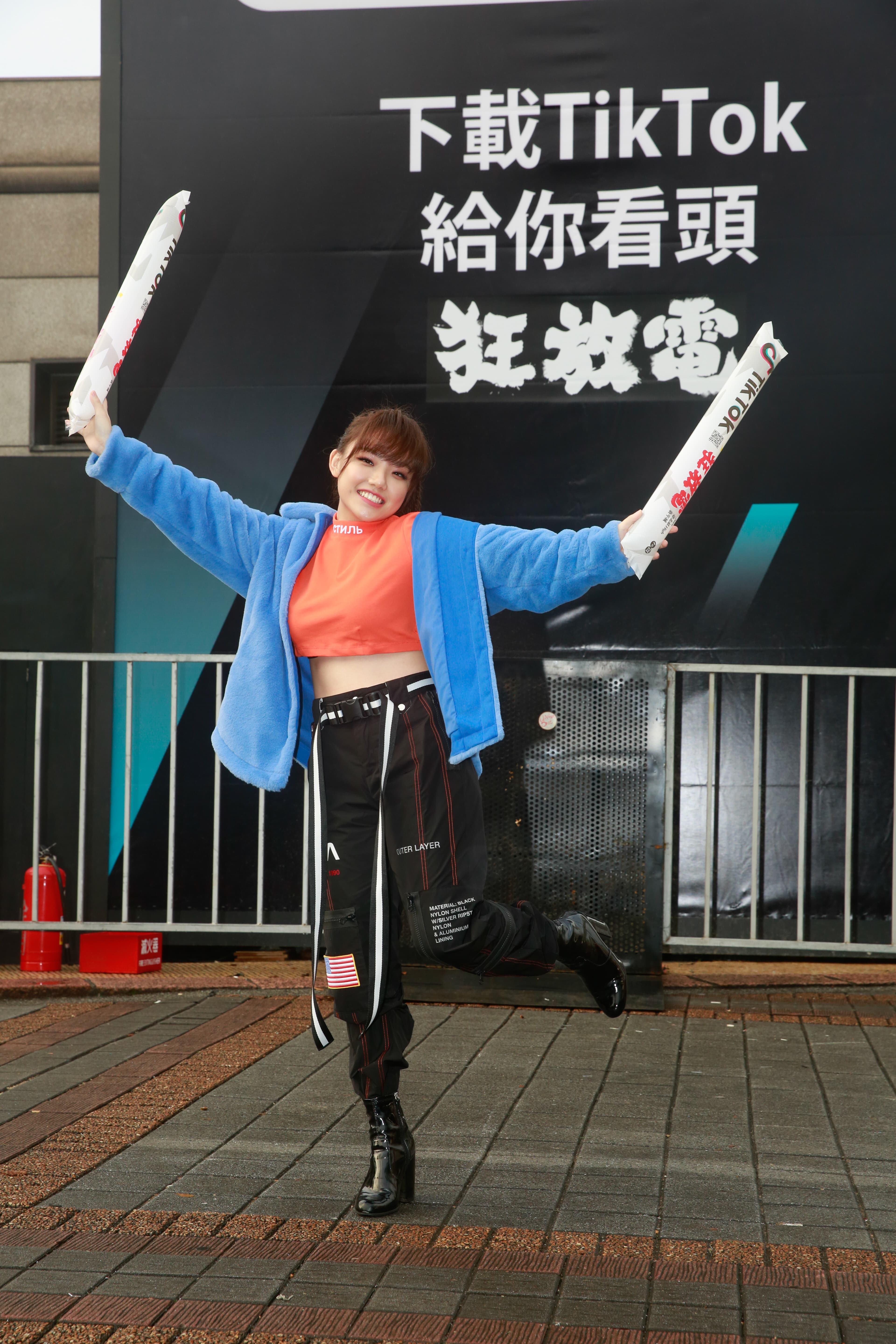 安那展露傲人上圍,遭到阿姨張惠妹關切。