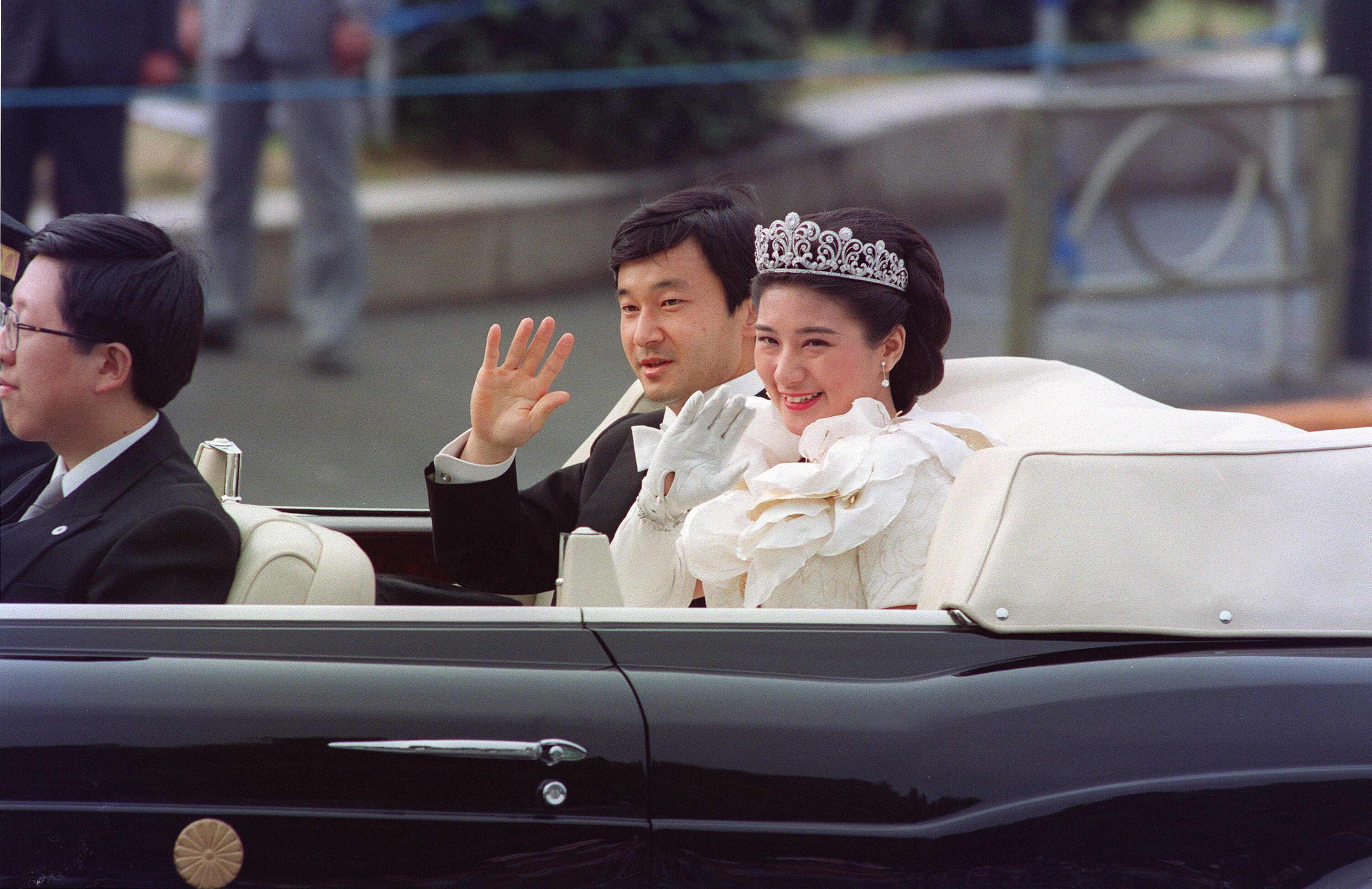 1993年6月9日,德仁太子與太子妃雅子婚禮後在東京接受民眾祝賀。(東方IC)