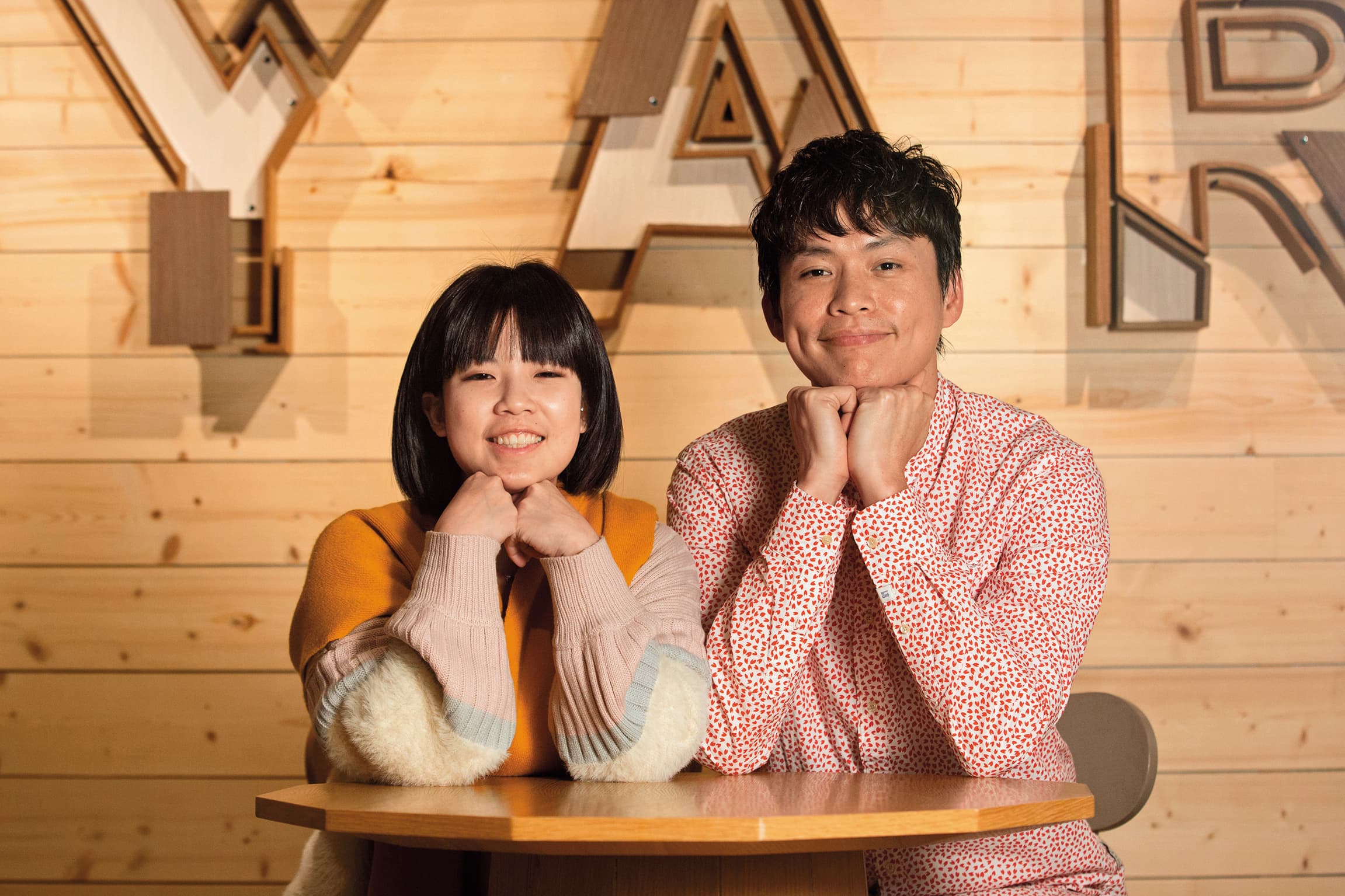 黃鐙輝(右)與老婆萁萁(左)結婚多年感情很好。