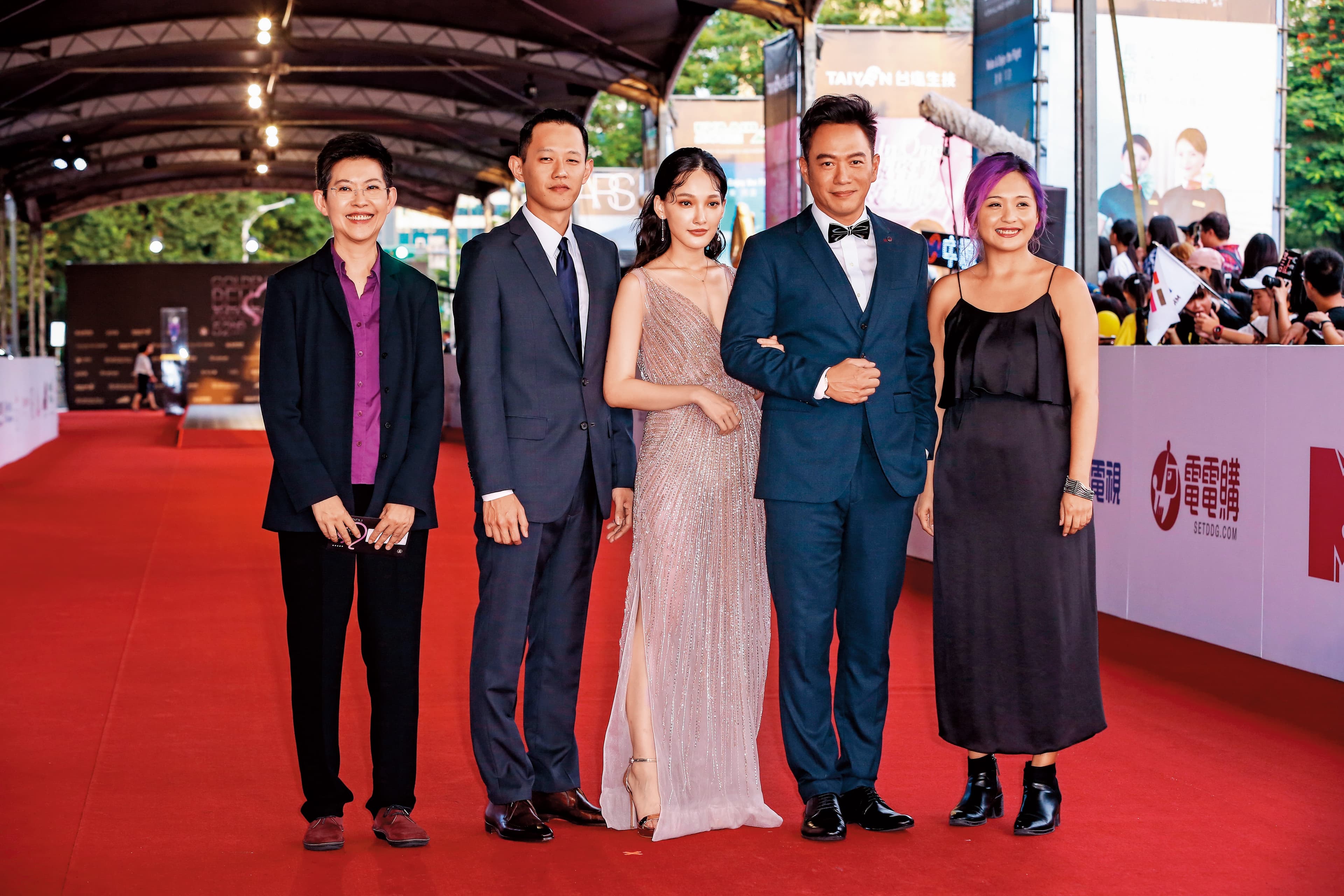 《濁流》入圍2017年多項金鐘獎,新導演莊絢維(左2)與公視總經理曹文傑(左1)領軍走紅毯。右起:製片陳斯婷、演員張翰、林映唯。