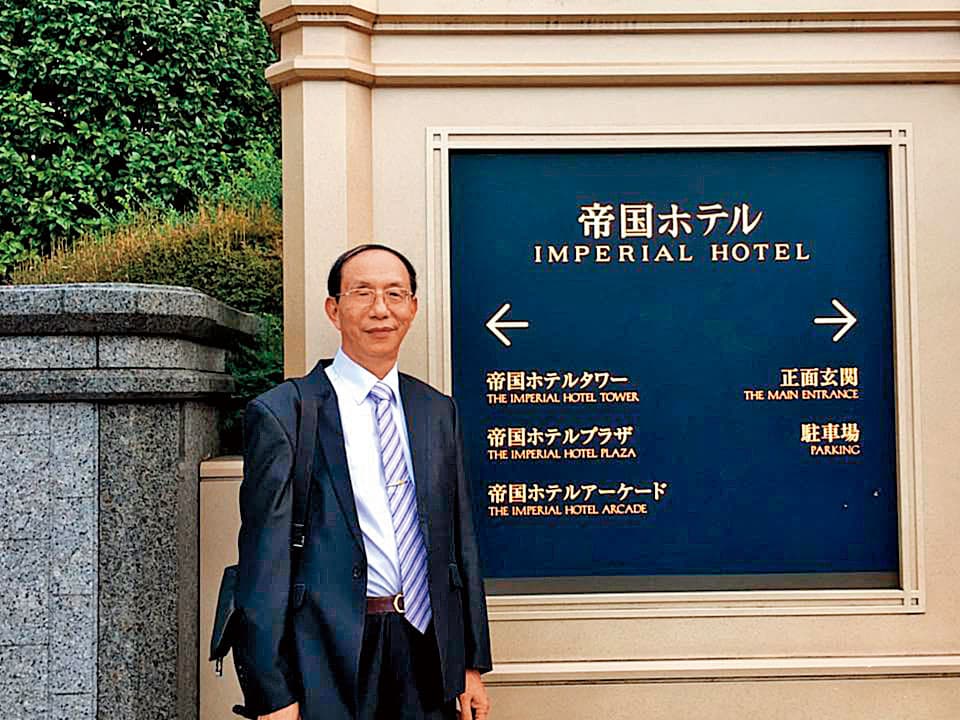 鄭世曜是台灣長工會成員，曾赴日旅遊並順道探視謝長廷，還在知名的帝國飯店前拍照留念。（翻攝鄭世曜臉書）