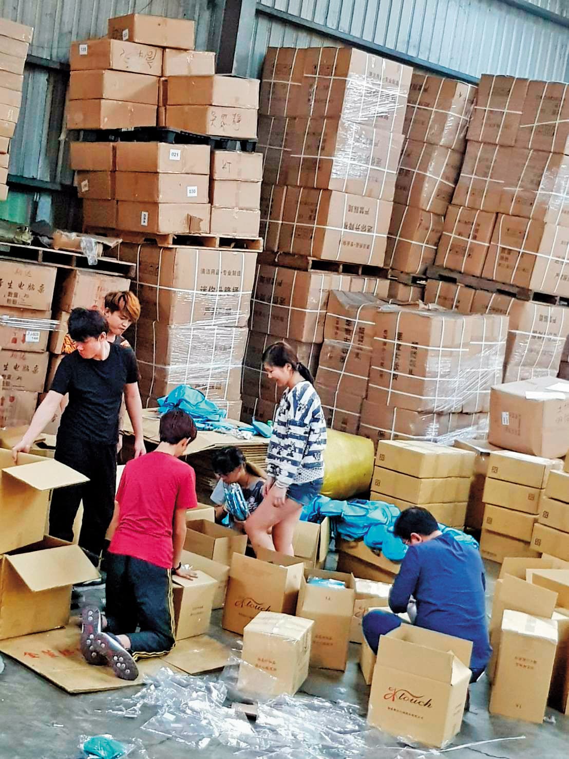 業者在不公開社群招攬商家購買盲包,並以倉庫熱絡的市況吸引民眾訂貨。(翻攝網路)