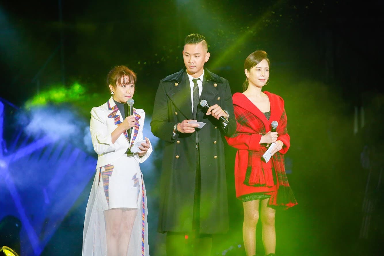 海裕芬（左起）、黑人、天心搭檔主持，組合新鮮。