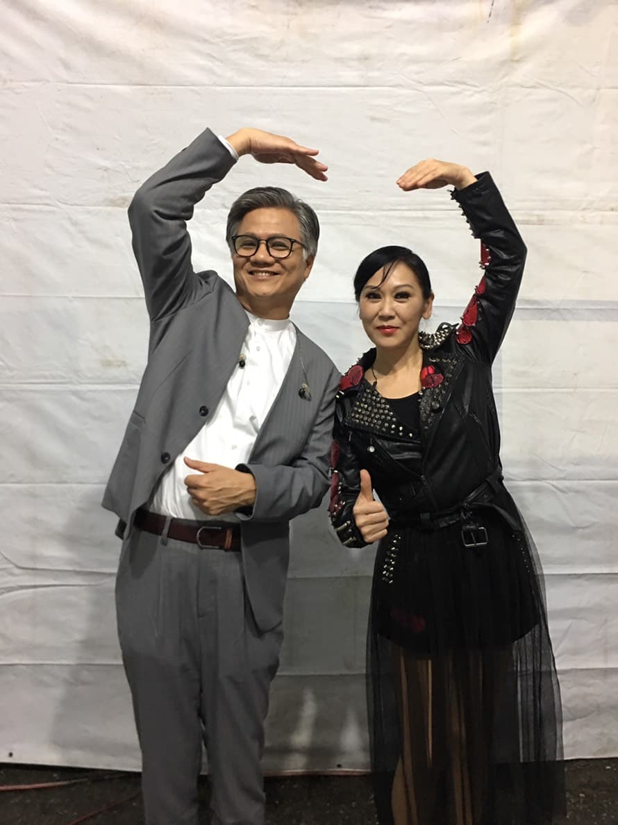 吳蕚洋及李麗芬同台演唱〈愛江山更愛美人〉。(三立提供)