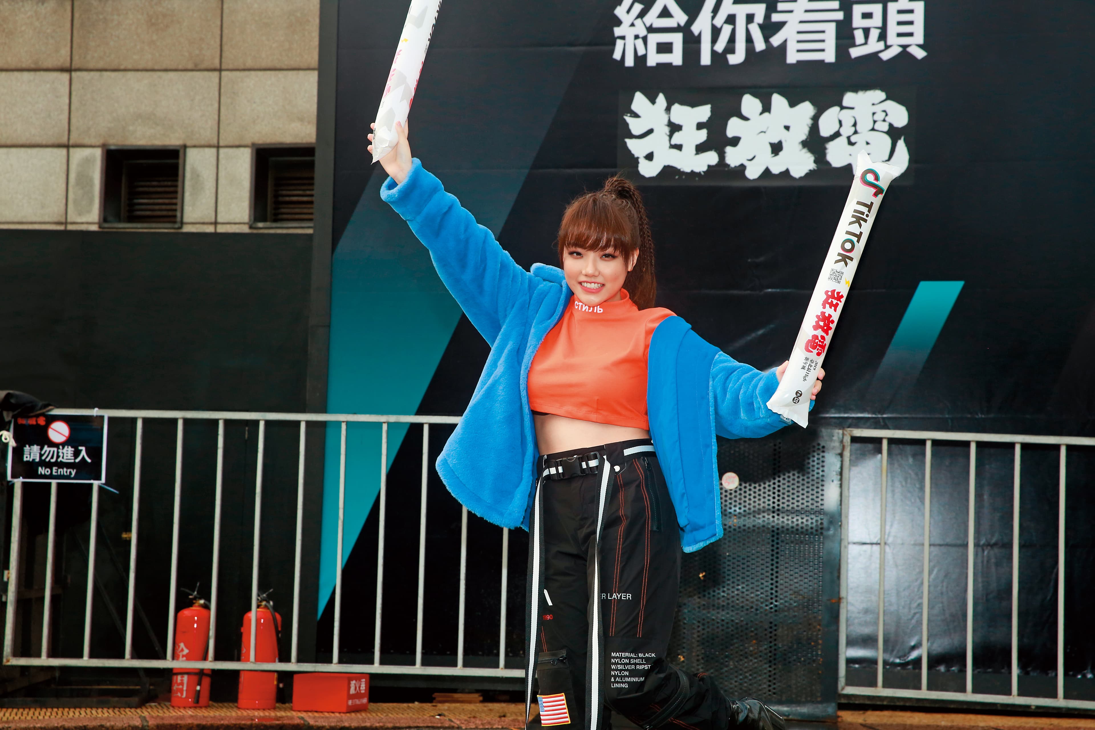 安那身為外甥女,之前又大露渾圓奶彈,天氣冷但當之無愧,小露一下腰間肉示眾人,可惜表情些許尷尬。
