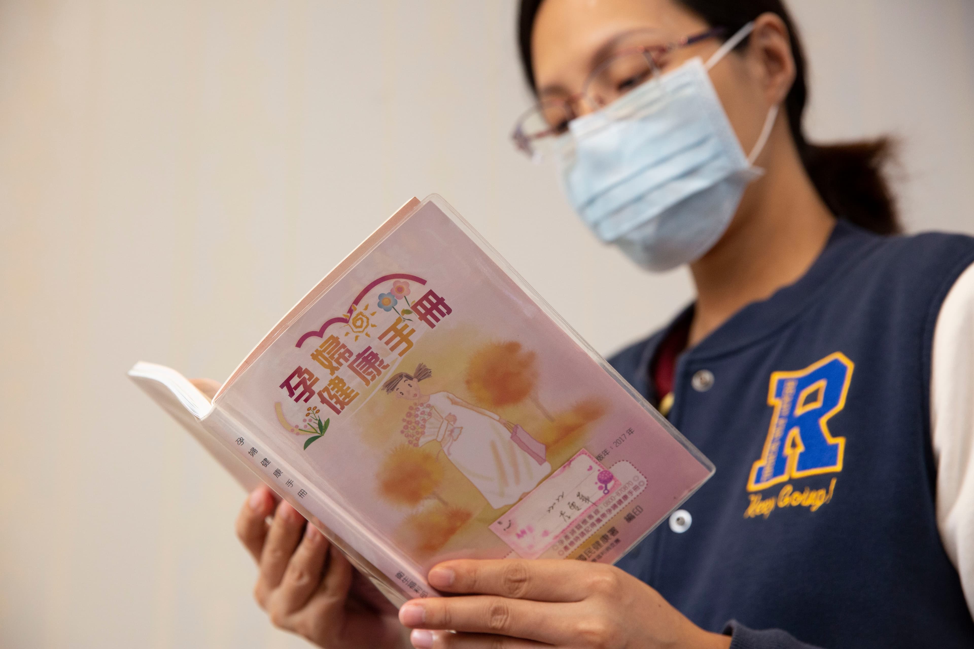  母親看著寶寶手冊痛心的說，到現在還不敢跟奶奶說，擔心老人家無法承受失去曾孫的痛。