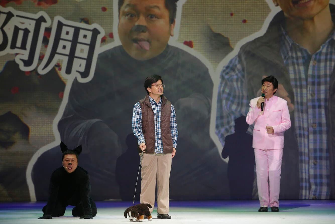 納豆(左)不只要扮女人,連狗也要模仿。