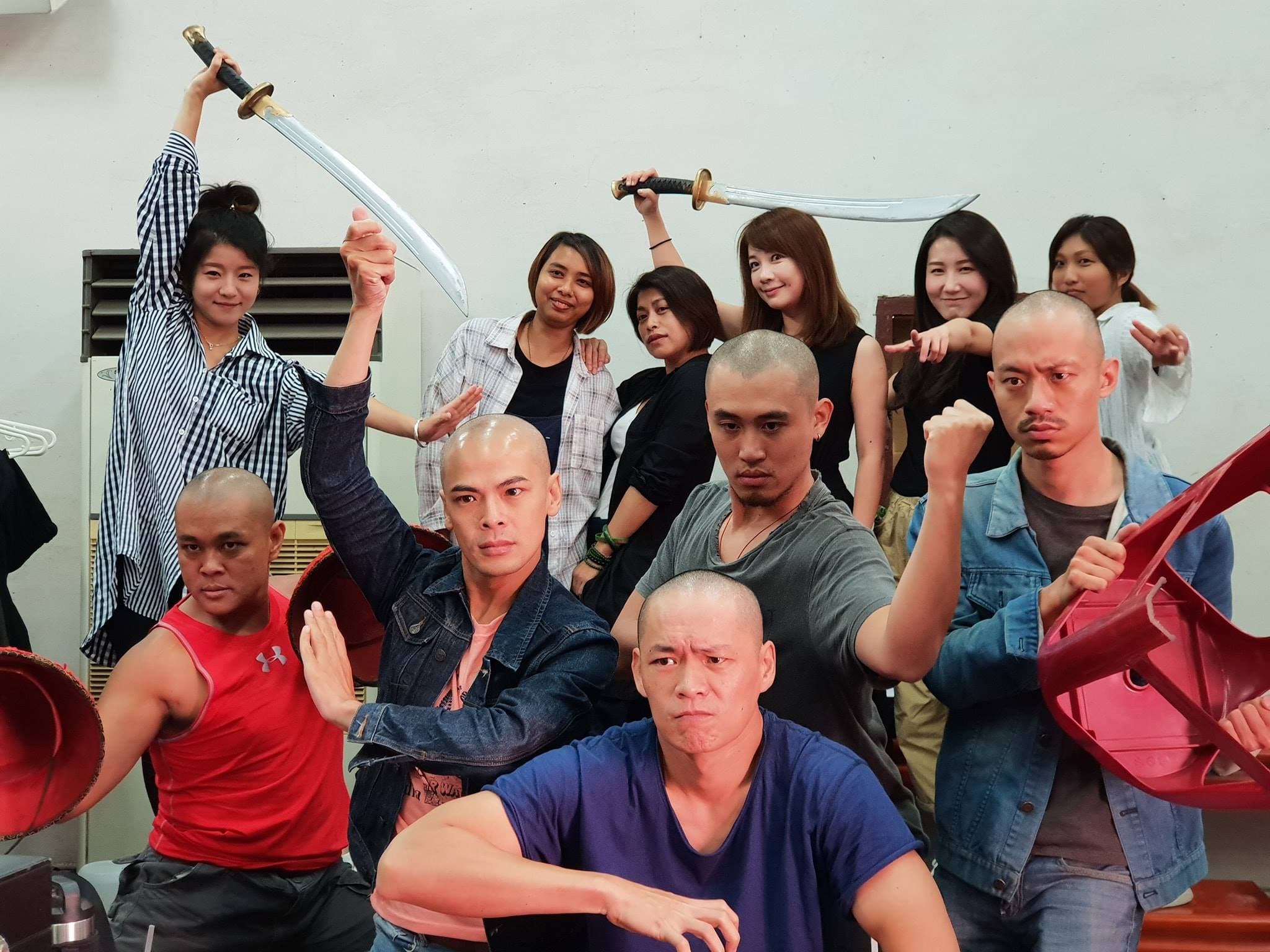 《疑霧公堂》男演員都頂著大光頭,彷彿新男子團體一般。(公視提供)