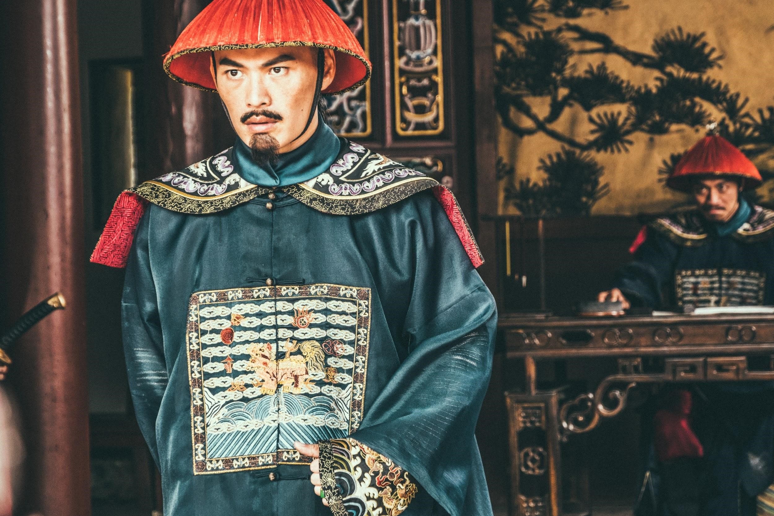 歷史懸疑片《疑霧公堂》找來黃鐙輝飾演關鍵主角林文明，帥氣又沈穩的古裝造型，讓人認不出是他。（公視提供）