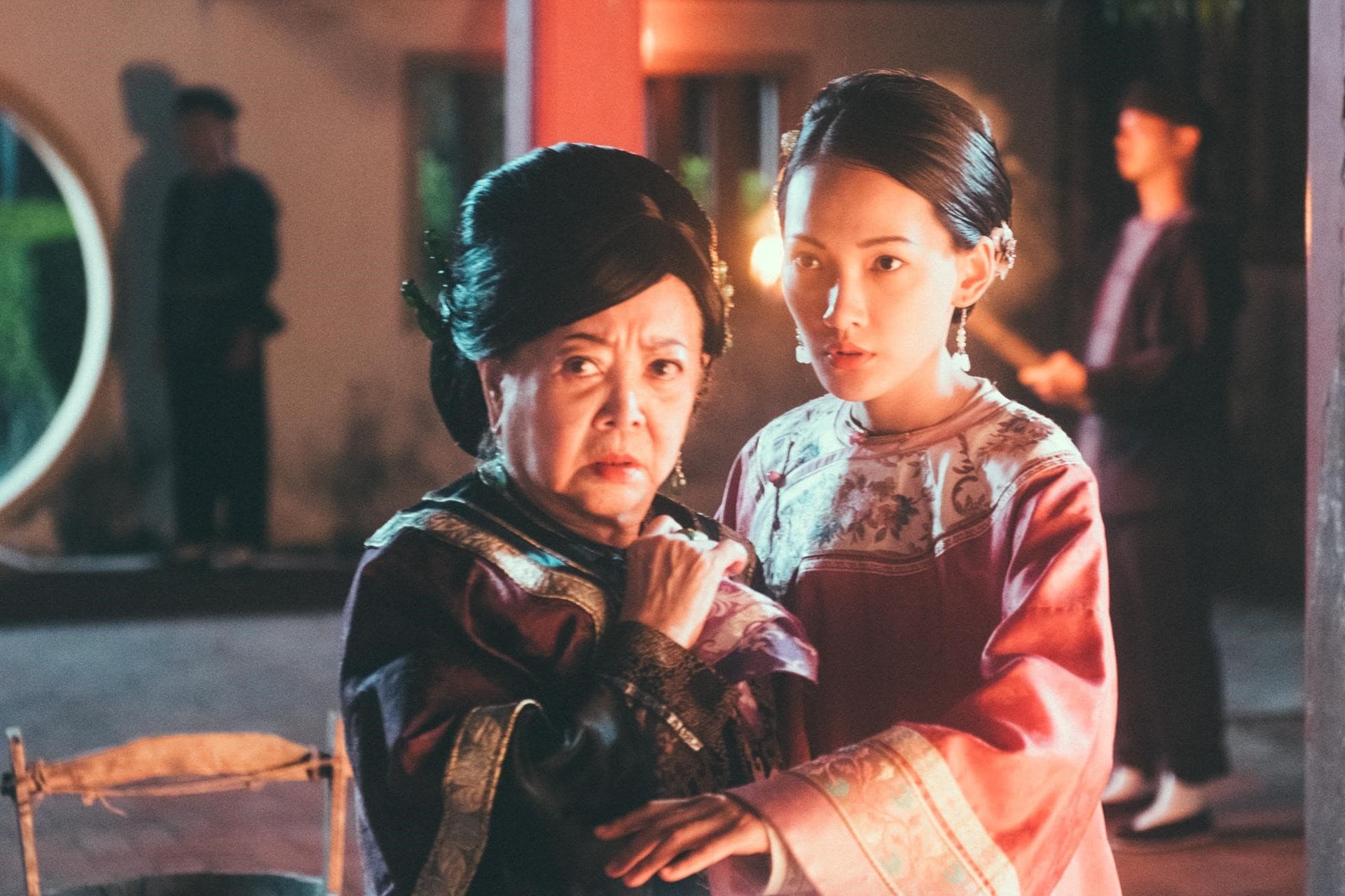 陳淑芳（左）在《疑霧公堂》中飾演林戴氏。右為演員林映唯。（公視提供）