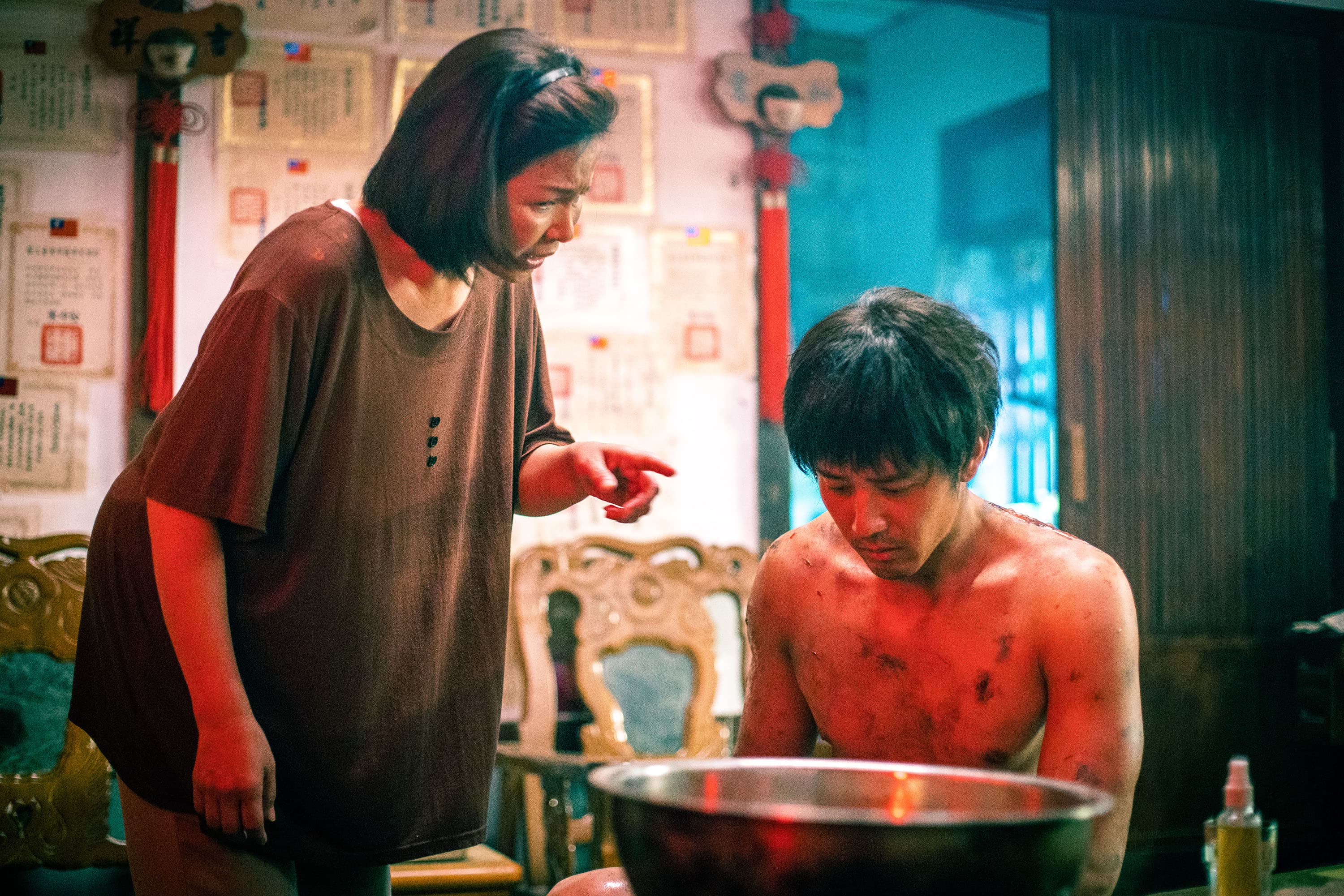 首次與楊貴媚搭檔演出母子，胡宇威既覺得榮幸能與對方合作，也被楊貴媚的關懷照顧感動。（想亮影藝提供）