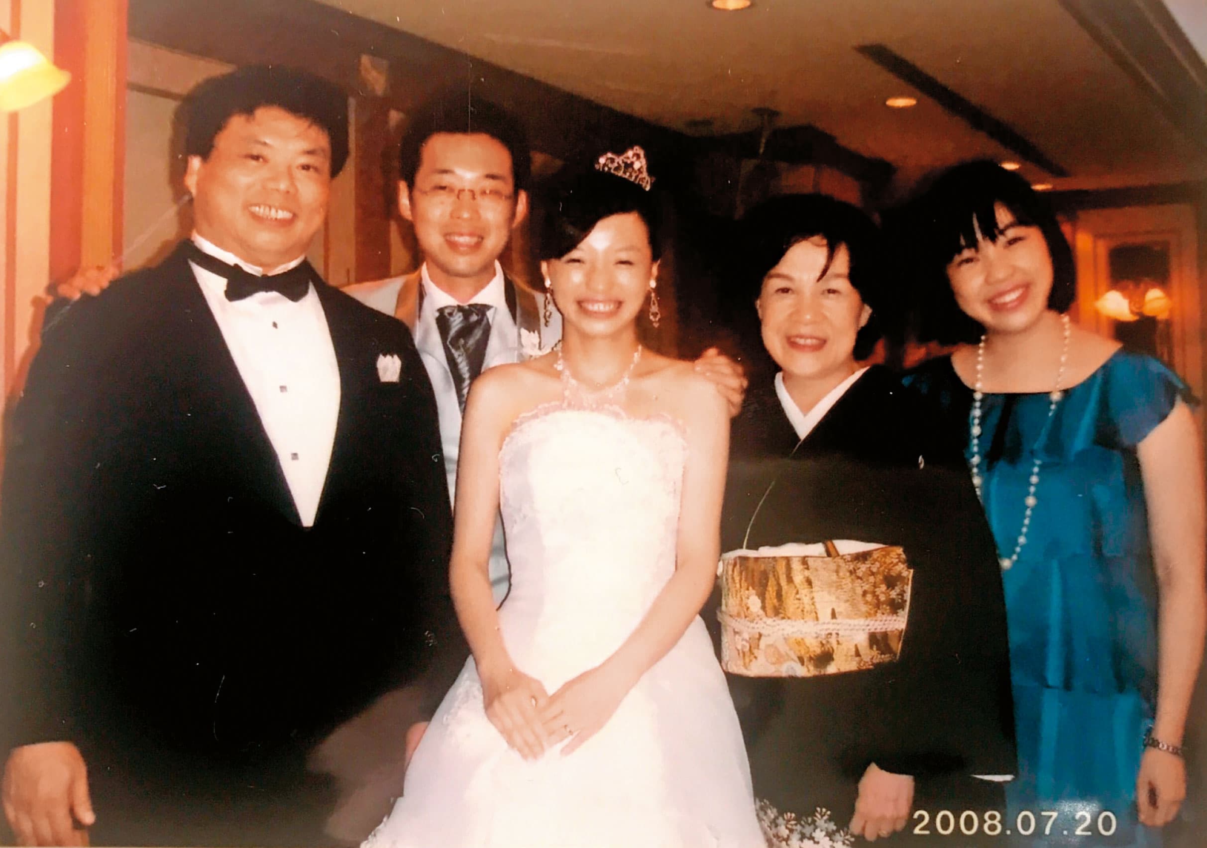 2008年,温又柔(中)舉辦婚禮,由左至右分別為父親、丈夫、母親和妹妹。(温又柔提供)