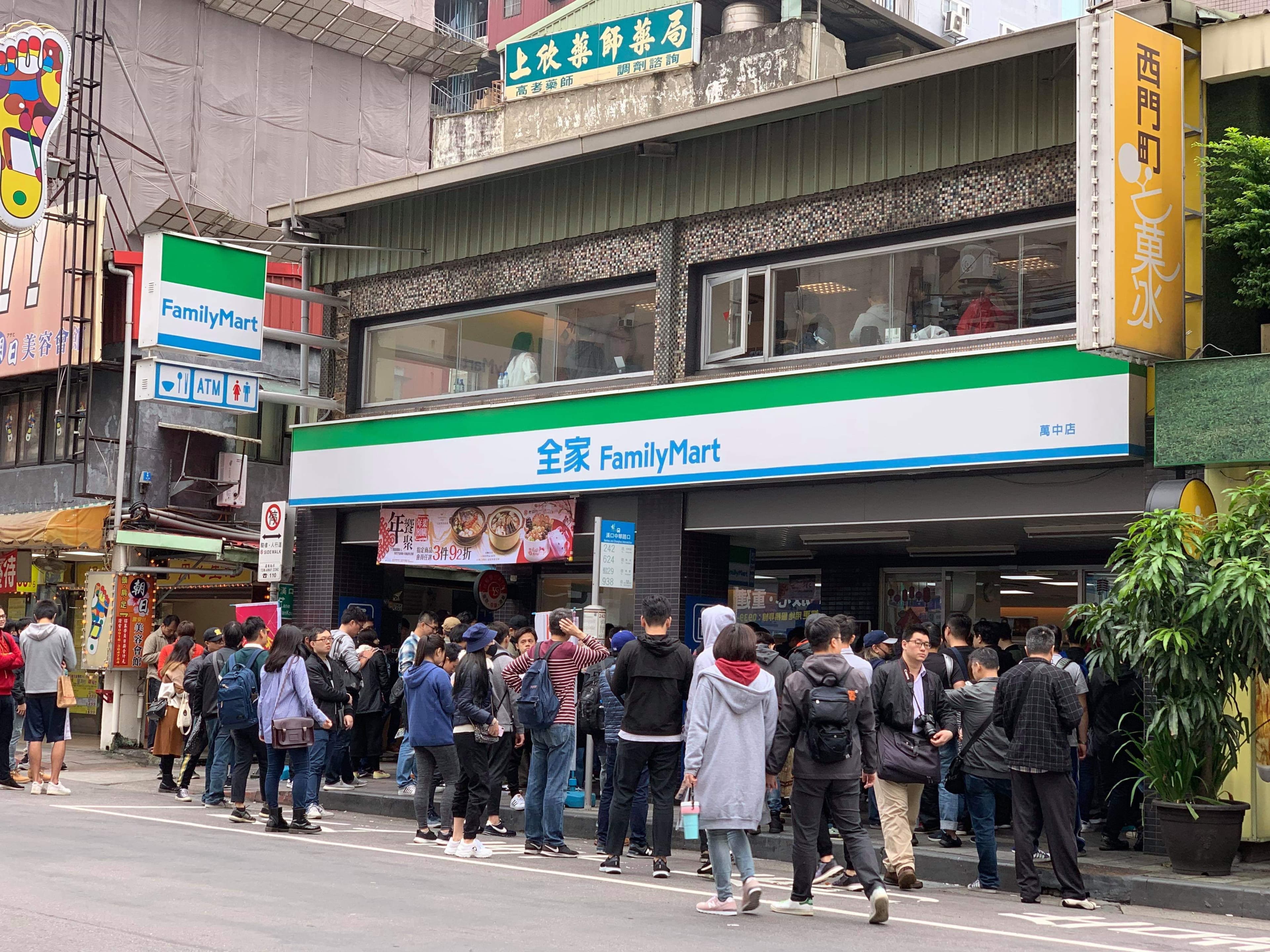 雞排妹今天在西門町舉辦簽書會，吸引大批粉絲排隊等候。
