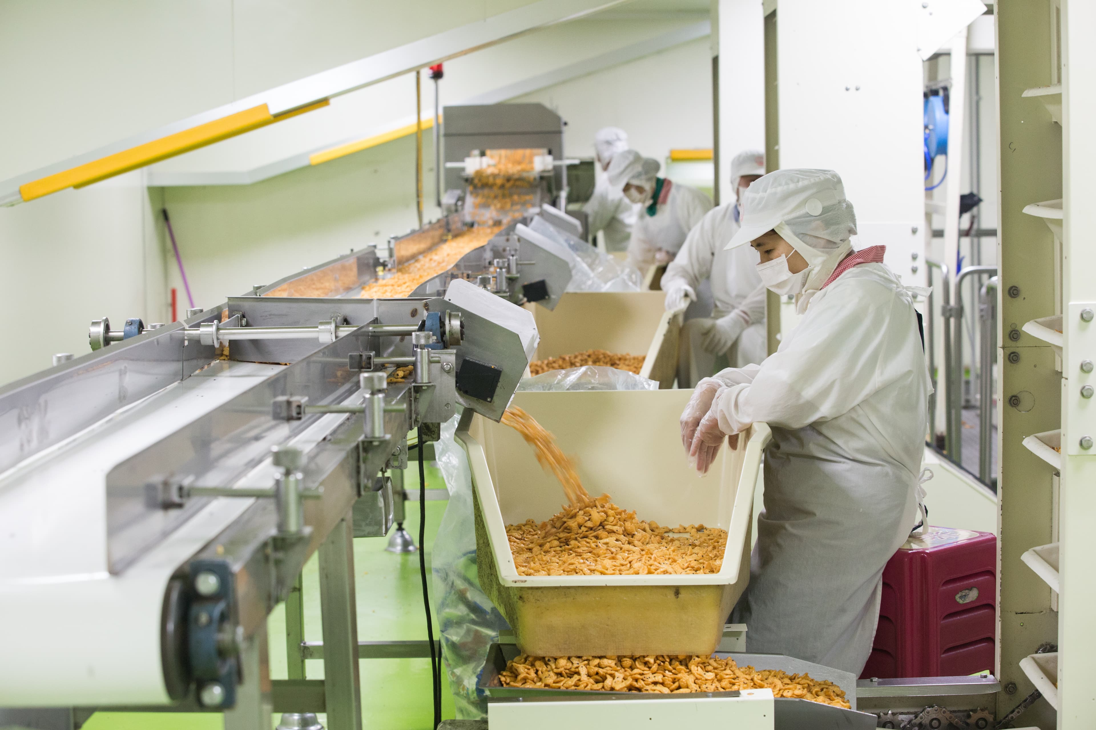 一台又一台生產餅乾的機器,廖清輝很自豪地說「這都是當年從德國、瑞士買來的,到現在都很耐用。」