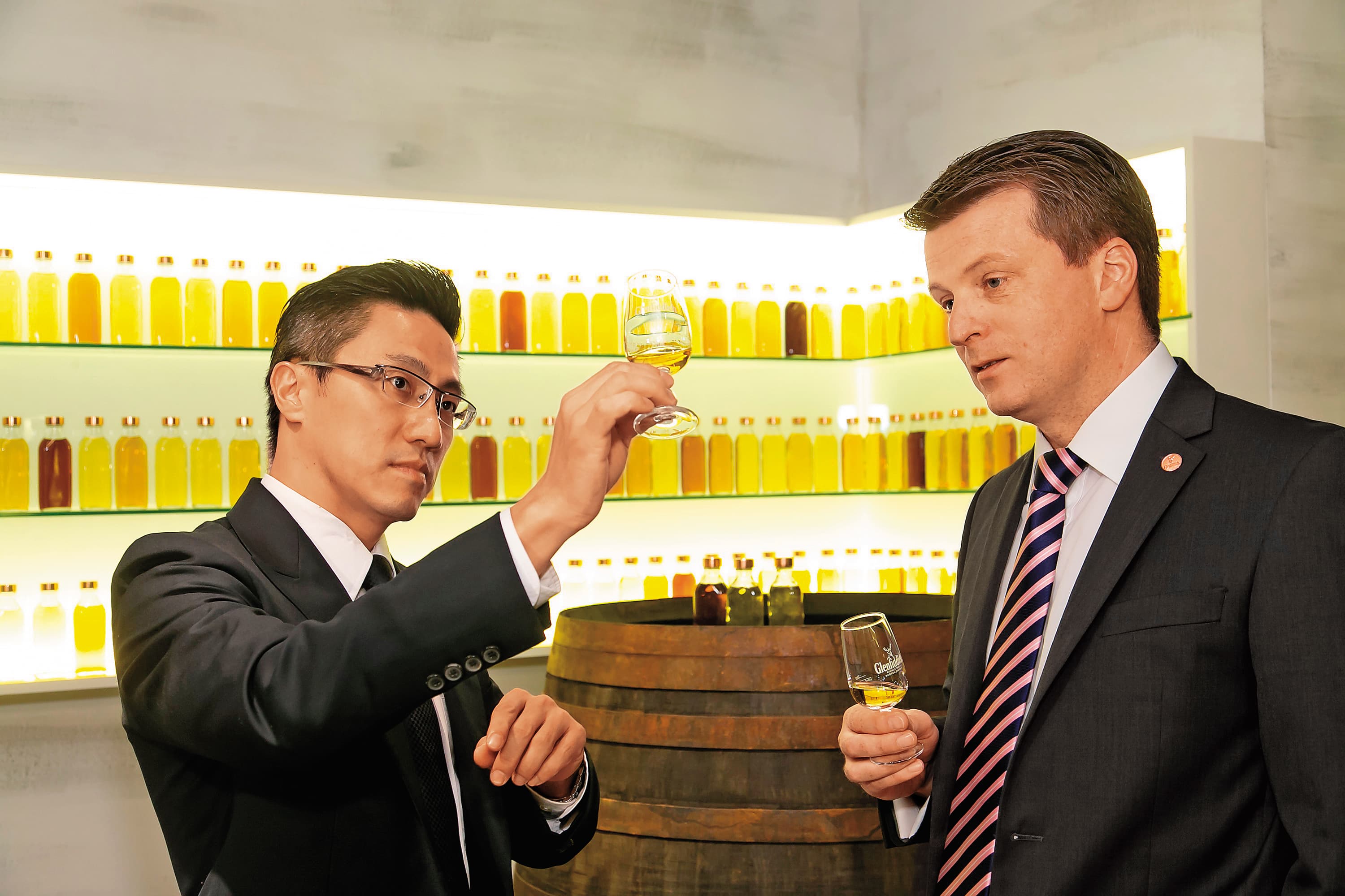 格蘭菲迪品牌大使詹昌憲James(左)跟首席調酒師布萊恩金斯曼,在酒廠的調酒室交換意見。