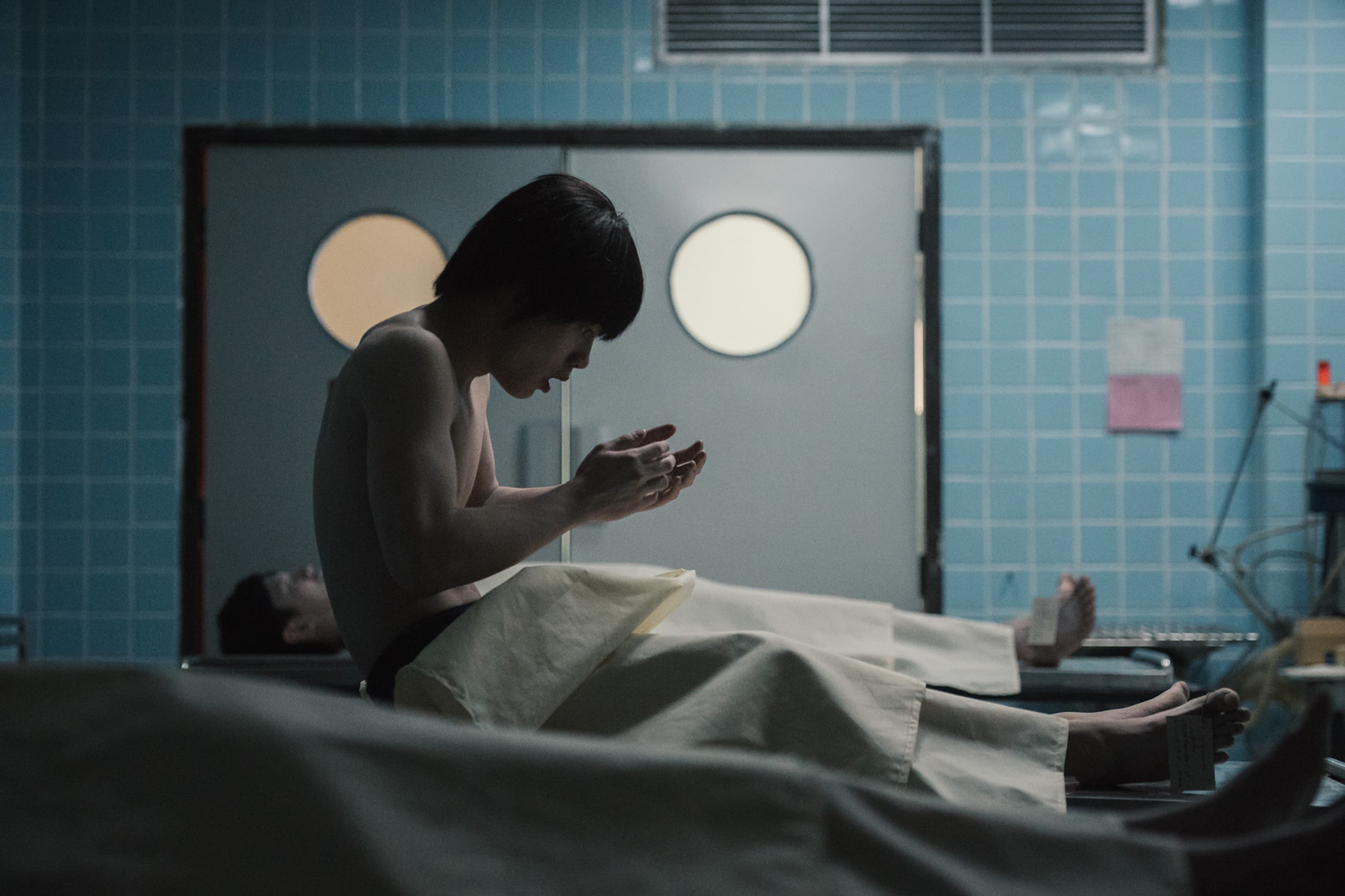 James為了演出復生後不知所措的感覺,被蒙眼綁住獨自躺了很久。(Catchplay提供)