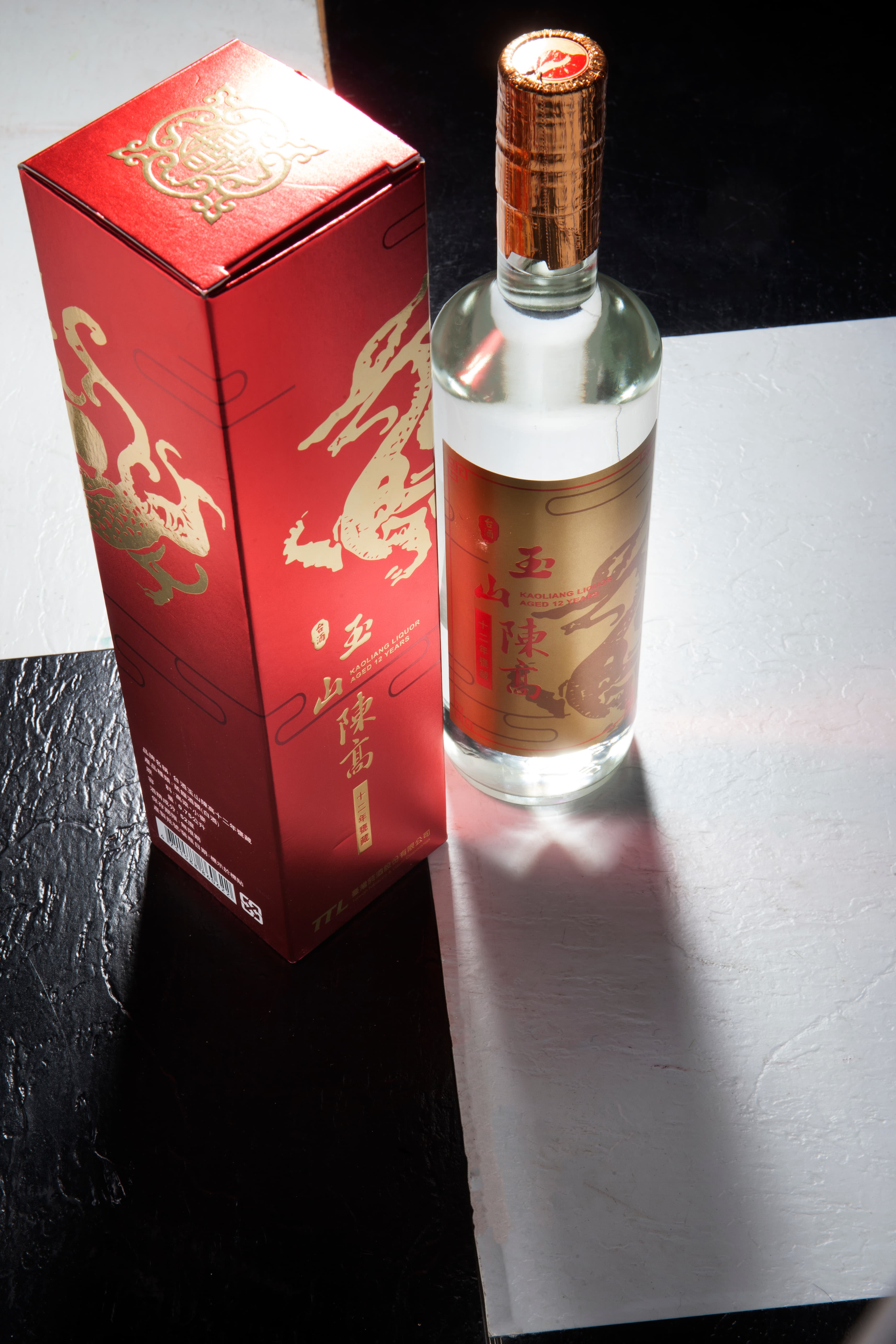 中國神話中有四大瑞獸,分別為麒麟、鳳凰、龜、龍,此酒12年陳高以瑞獸之首來命名為「紅麒麟」,有祥瑞福氣的涵意。