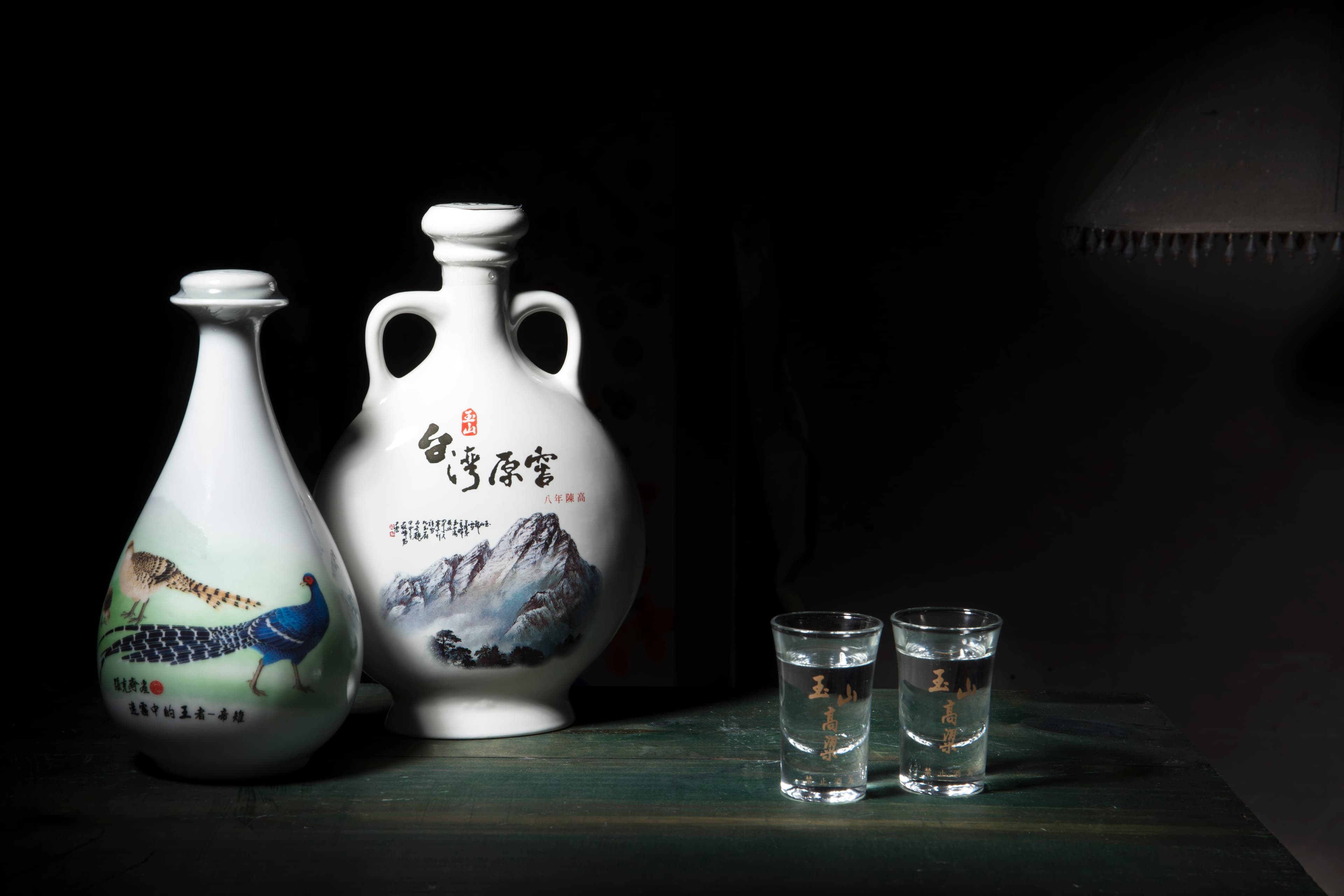 左為台酒玉山高粱酒8年甕藏,右為玉山台灣原窖8年陳高。