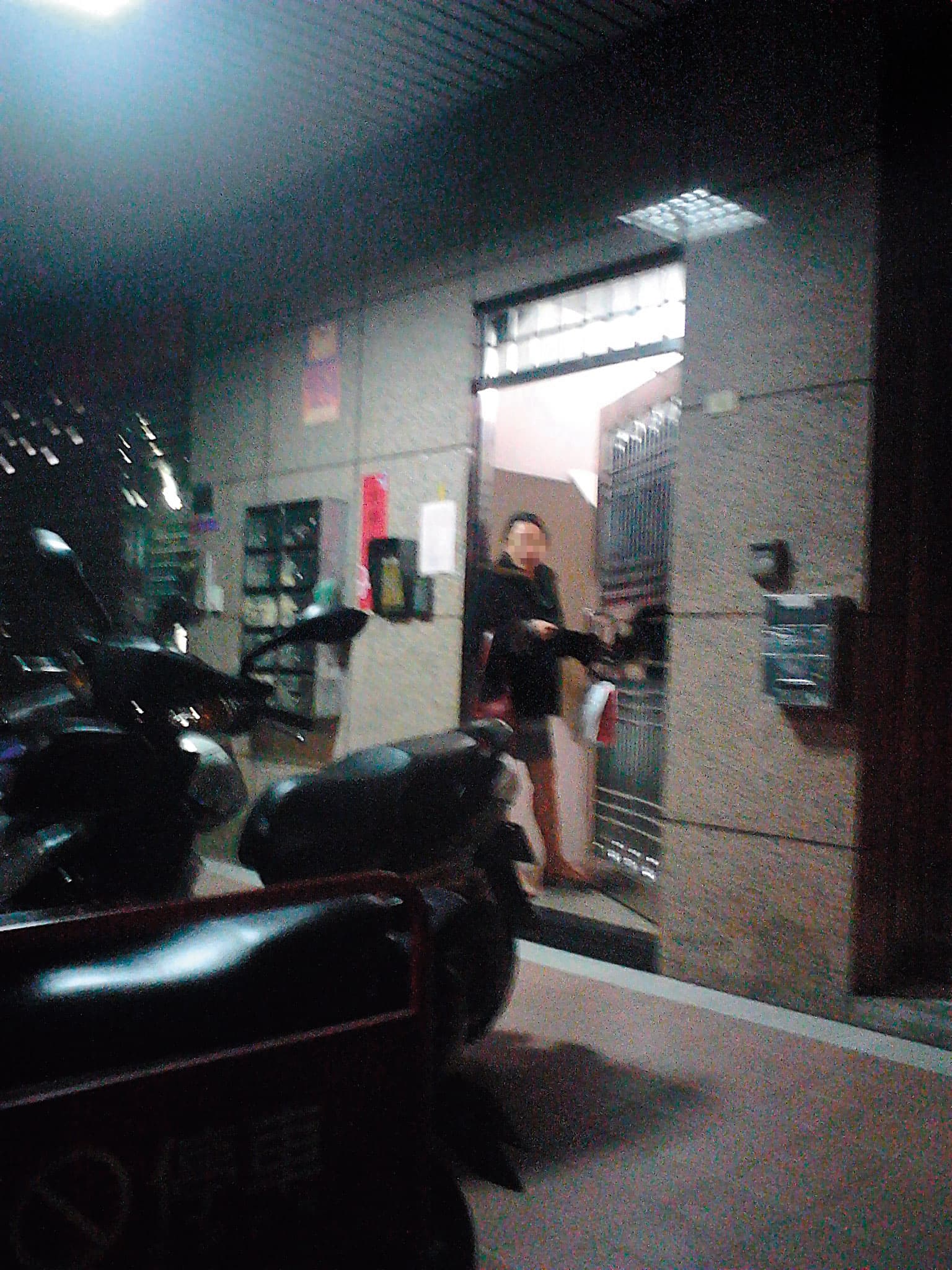 小三潘女(圖)遇到元配,扯開嗓門大聲嗆聲。(讀者提供)