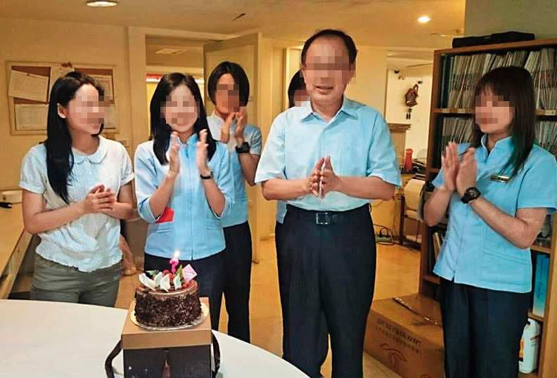 豐富的診所聘請許多年輕貌美的女性員工,他的小四何女就曾任職該診所。圖非當事人何女。(翻攝臉書)