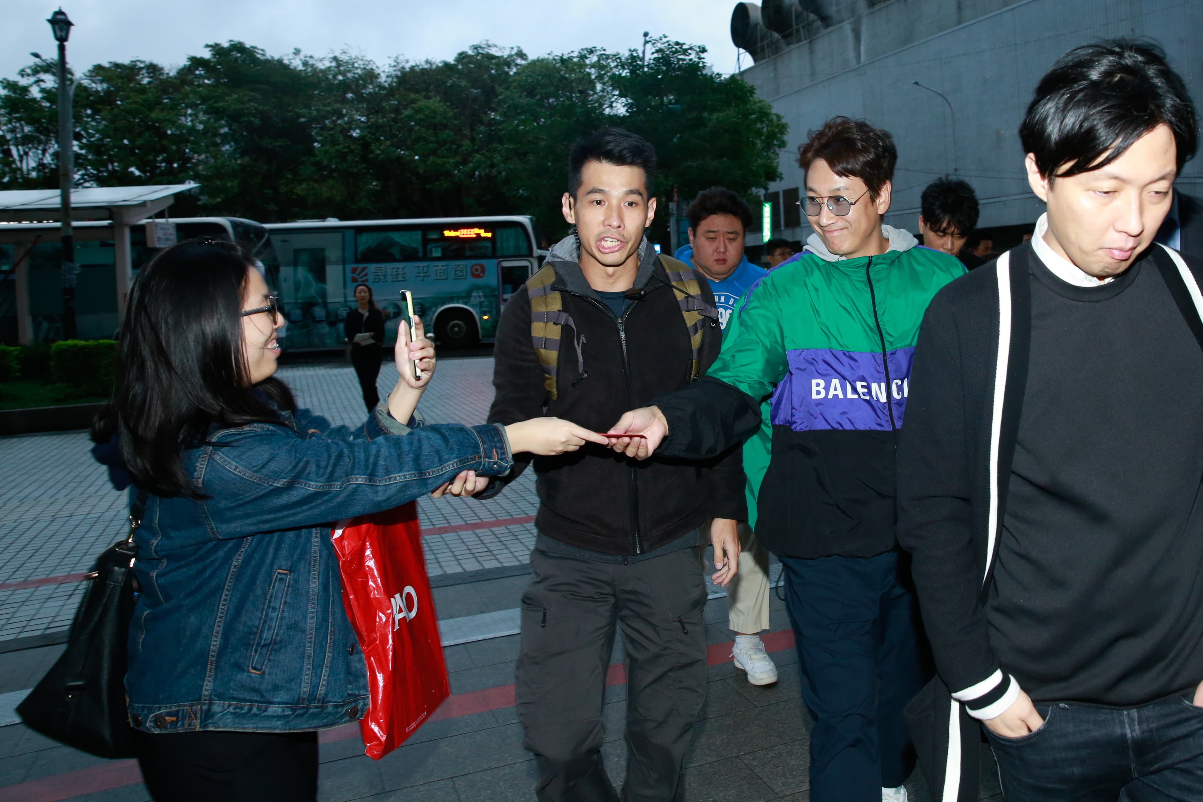 李善均非常開心收下粉絲送的卡片。
