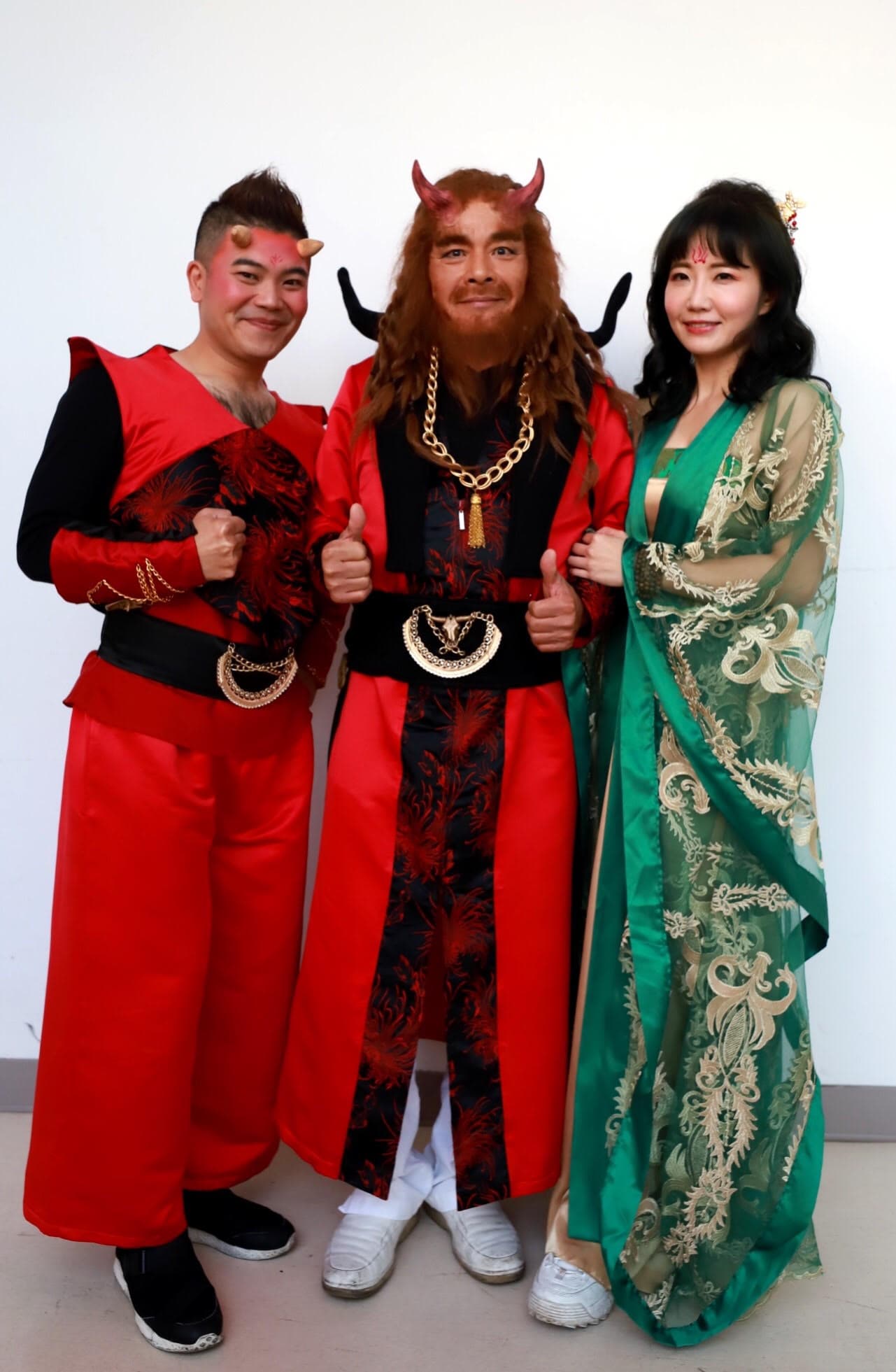雷洪(中)氣場超強,飾演牛魔王讓馬國畢(左)害怕。(民視提供)