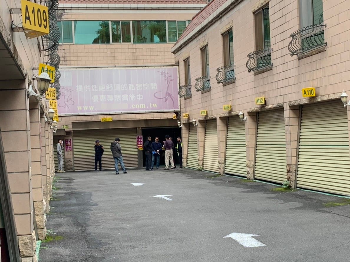 男子在汽車旅館套塑膠袋倒臥房間摺疊桌旁,警方到場採證。(警方提供)