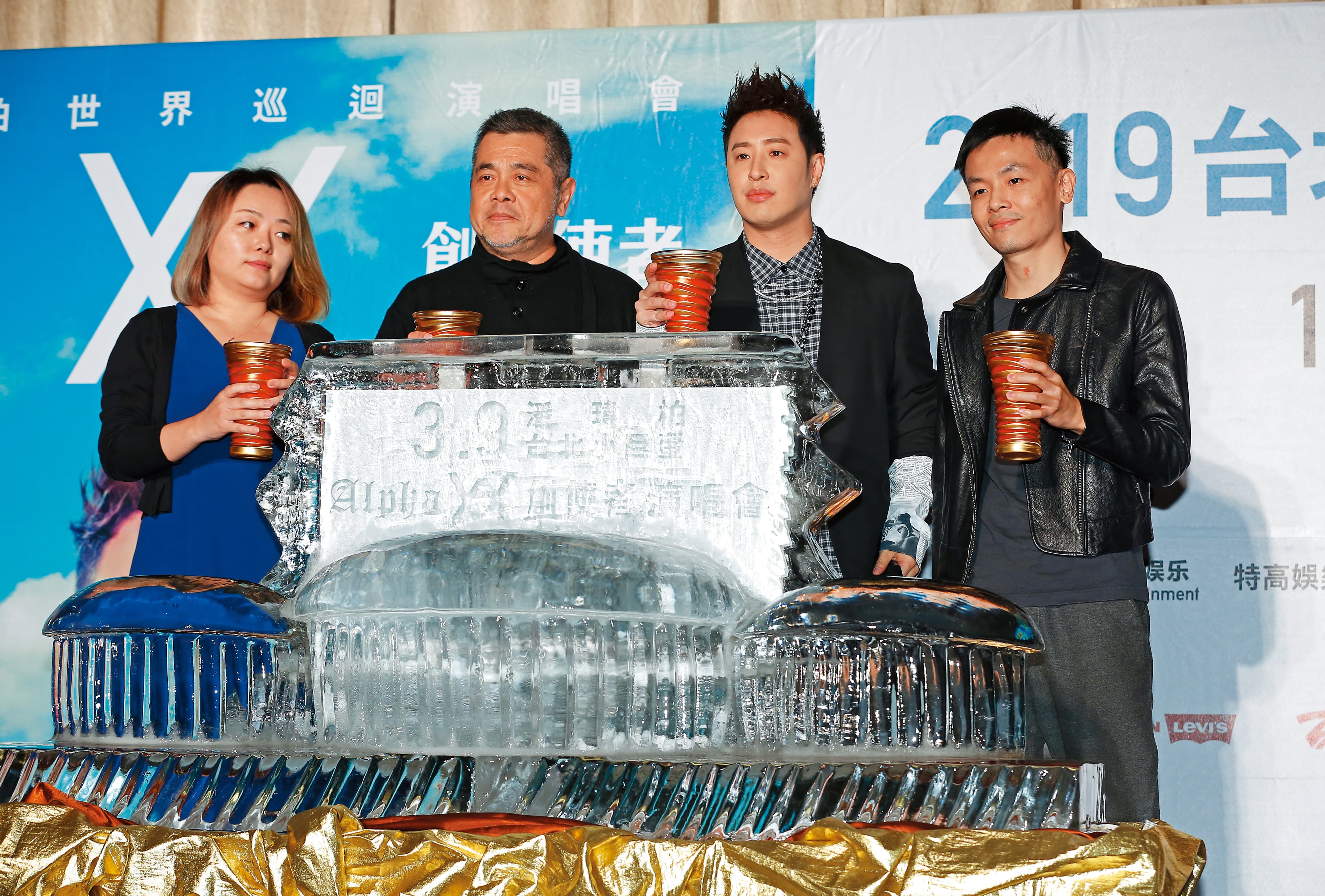 潘瑋柏(右二)之前在演唱會記者會上,透露不排除閃退歌壇。
